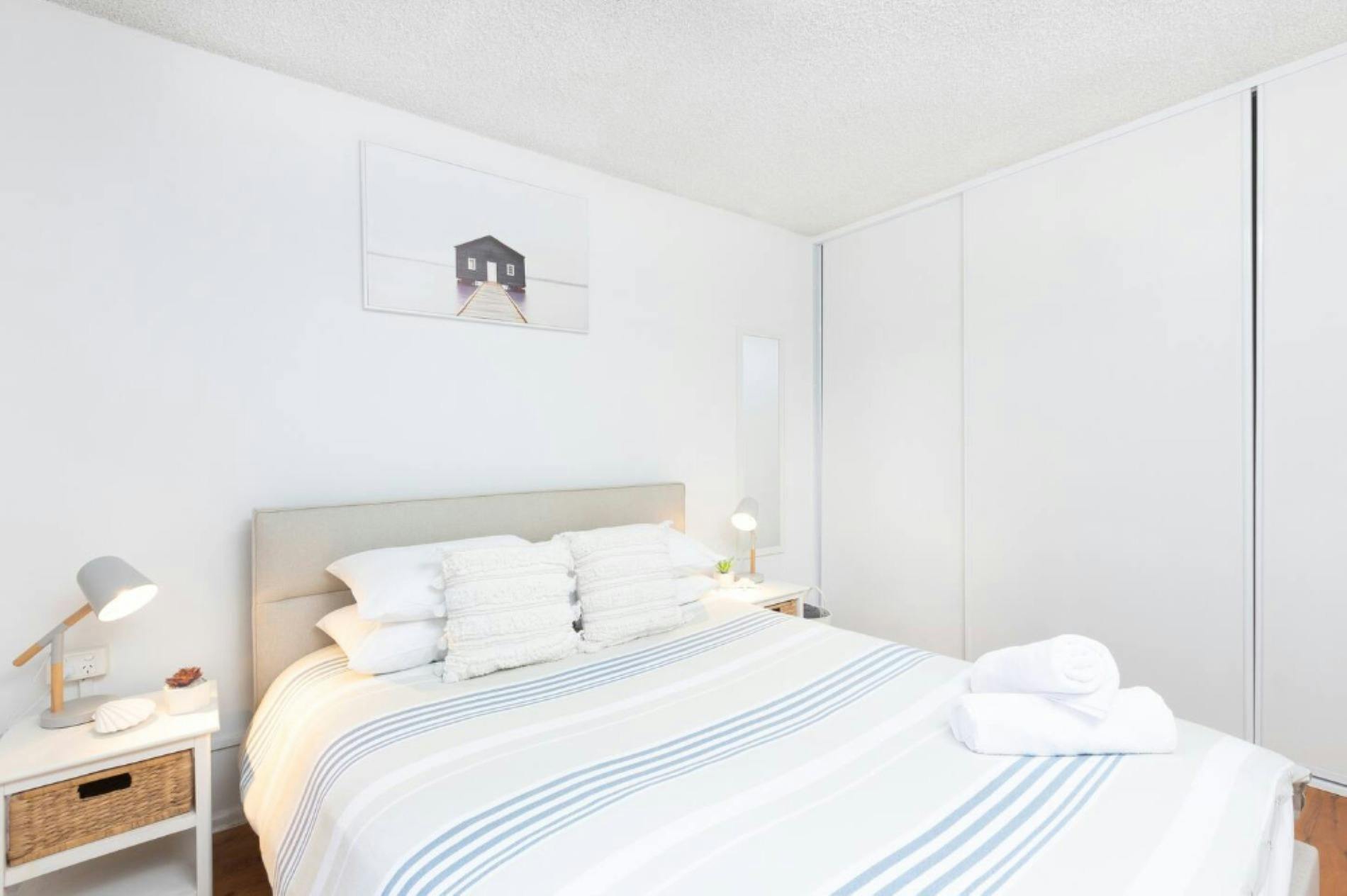 퀸 사이즈 침대가 있는 침실