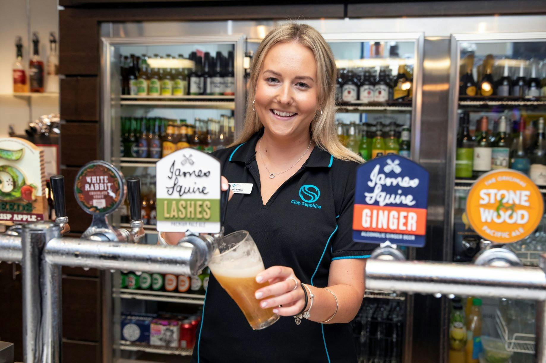 친절한 바 직원이 맥주를 따르는 사진