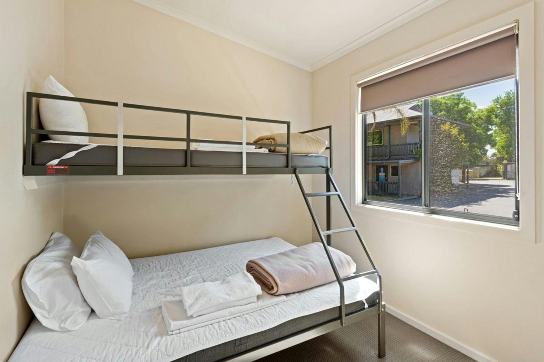 21470_lake_hume_deluxe_2b_cabin_s5_h