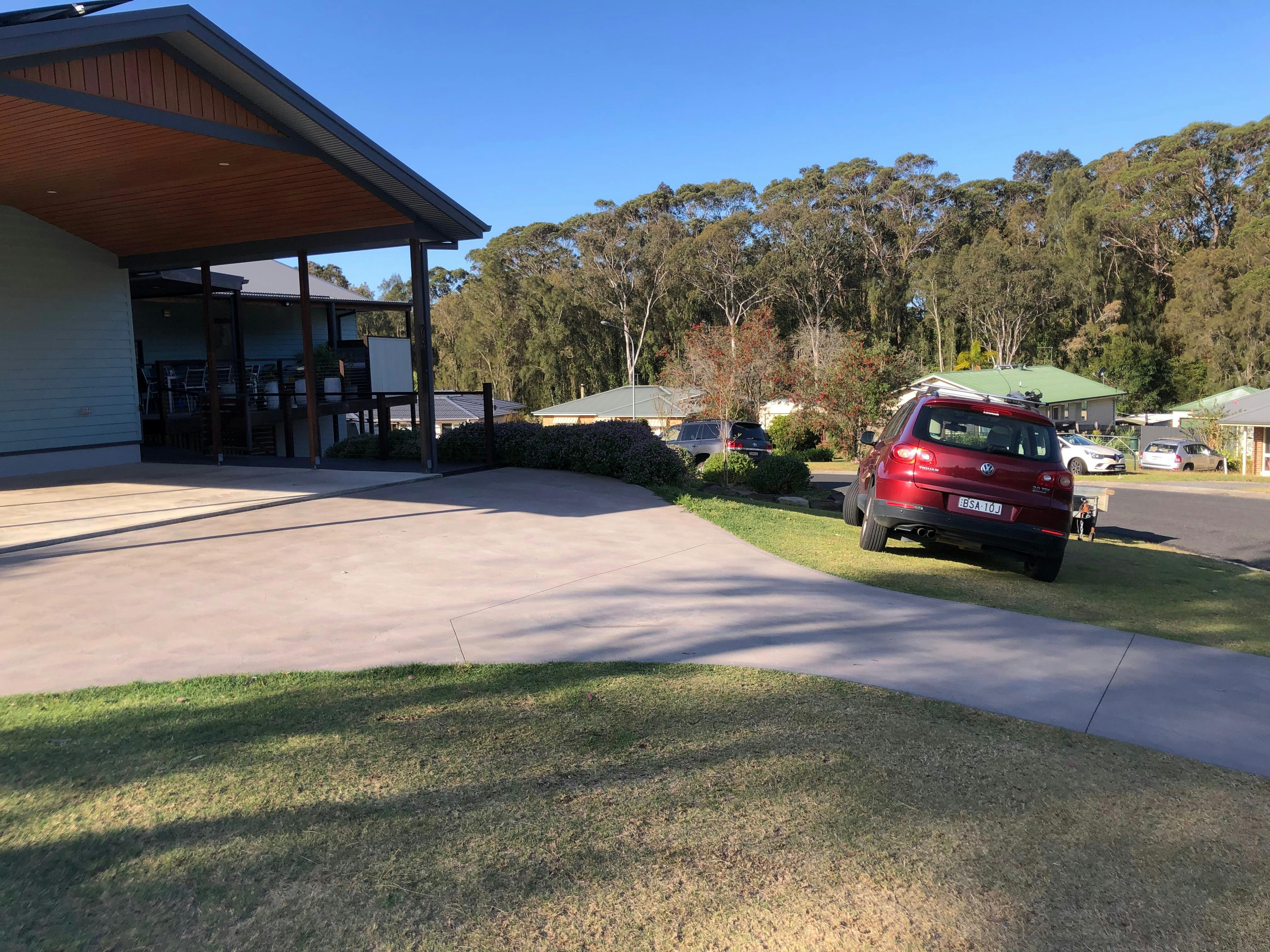 도로 옆 주차 공간이 많고 접근이 편리합니다.