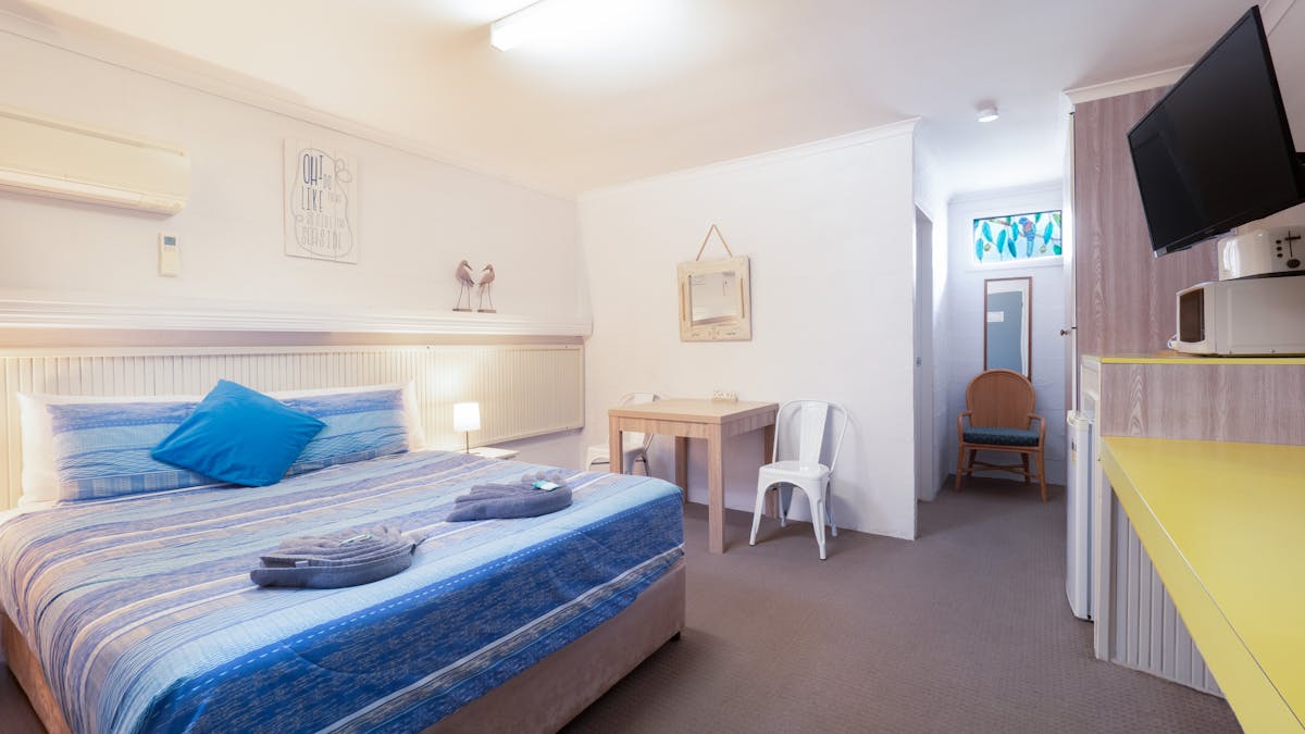 queen motel room