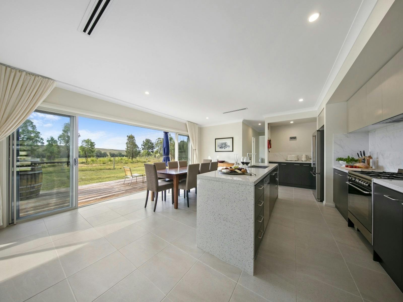 Kalamata Retreat - Kitchen and Dining