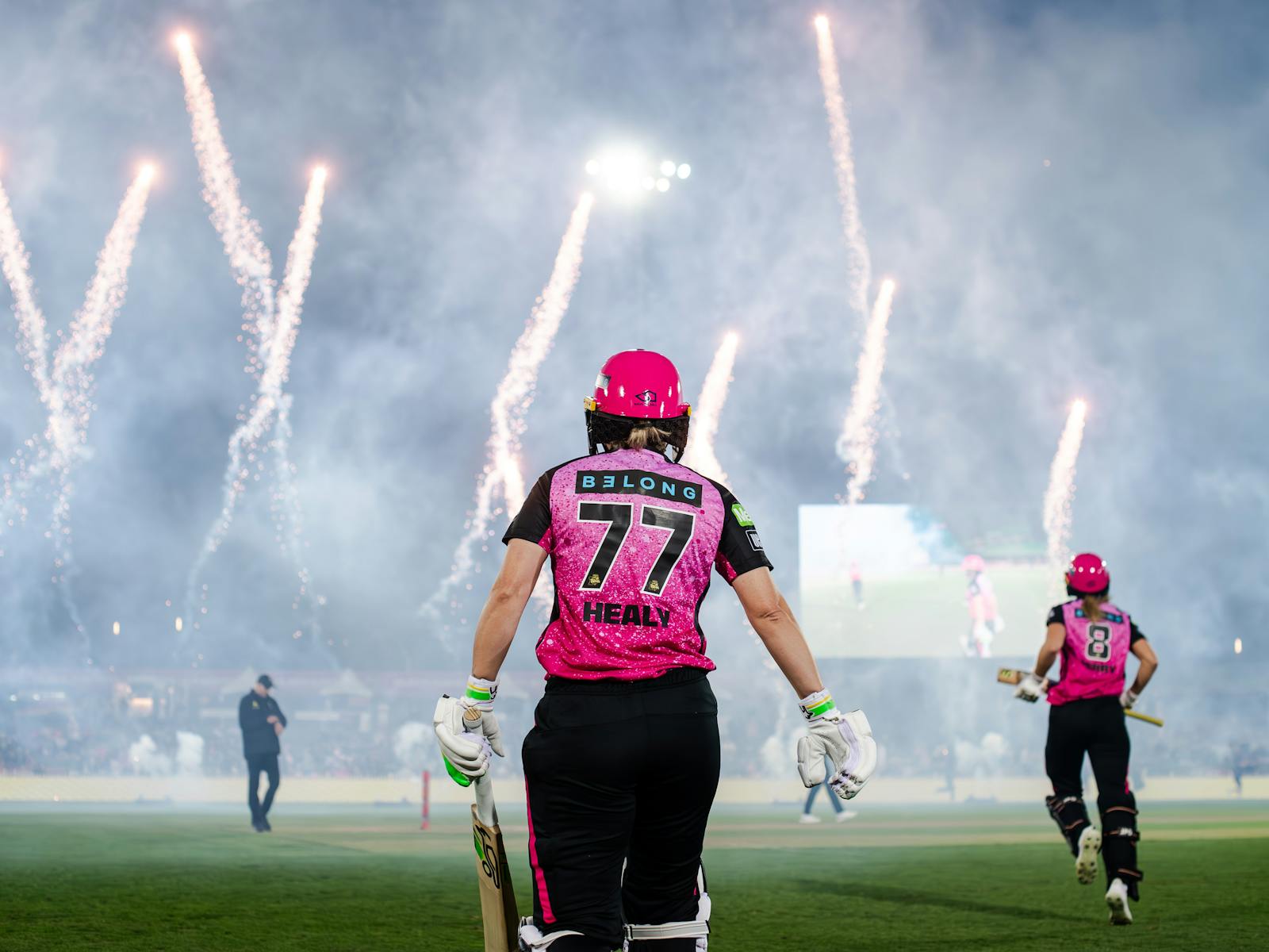 Alyssa Healy walking out to bat