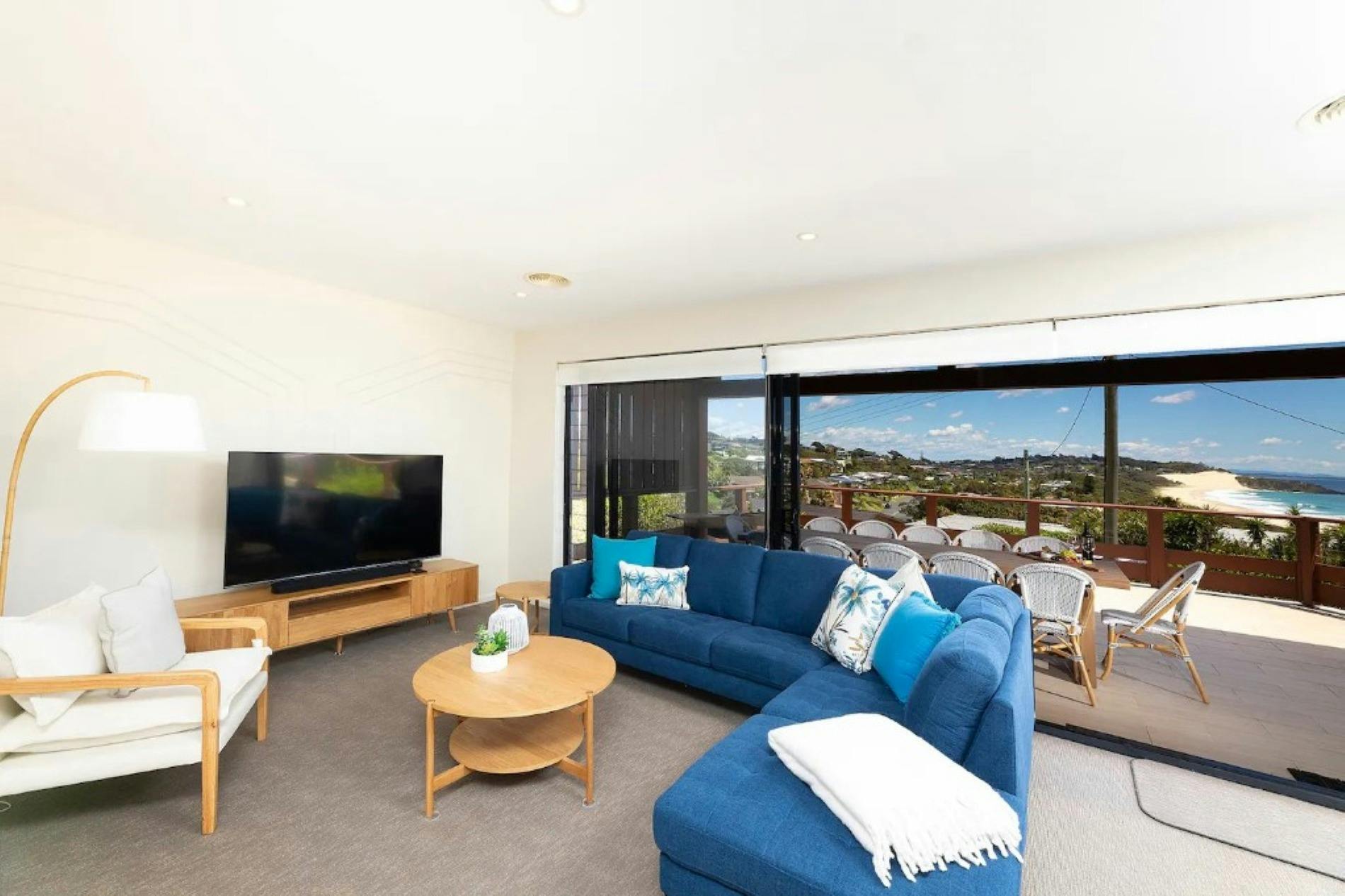 넓은 라운지와 전망을 갖춘 라운지룸