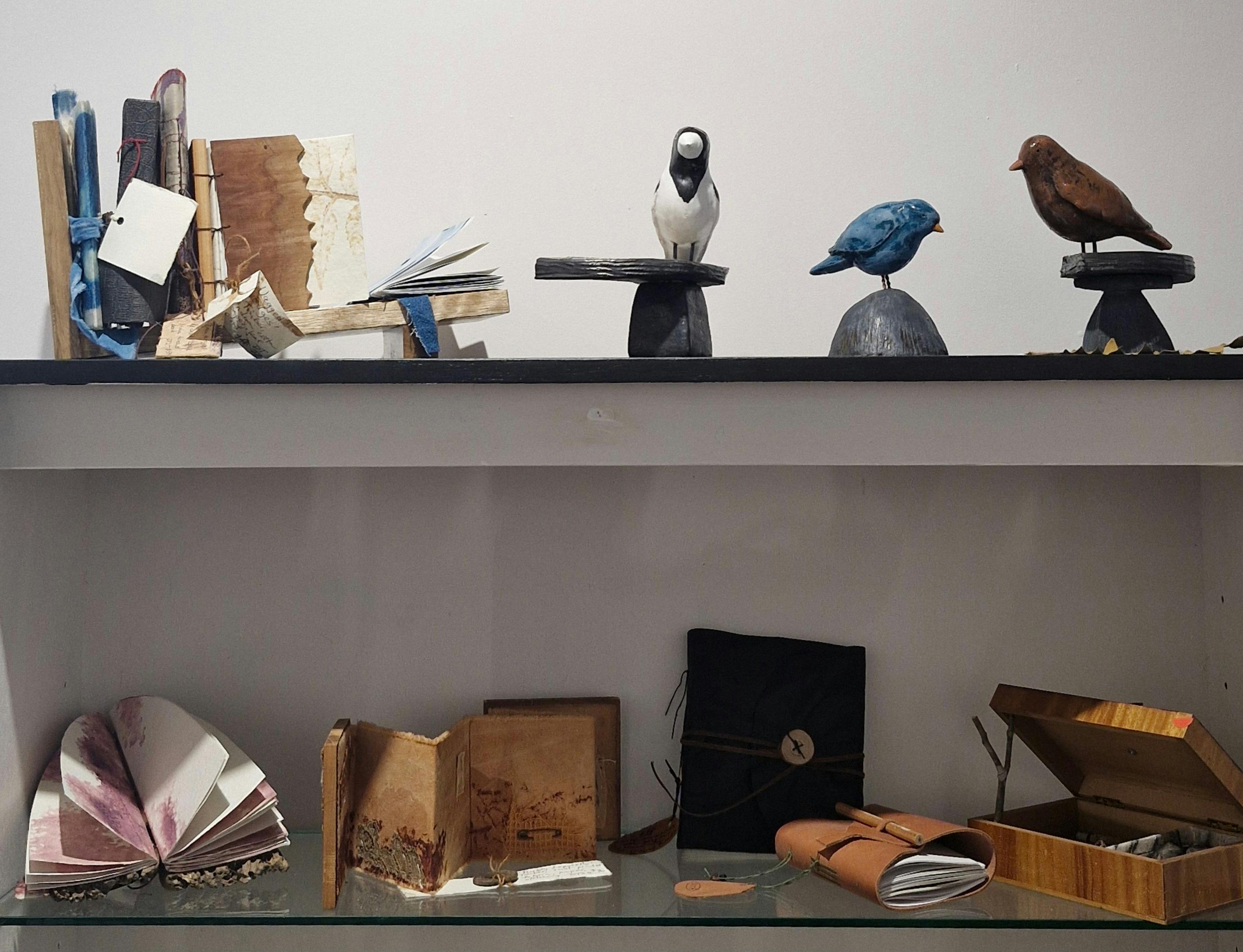 由 Sandra Lee Brown 創作的陶瓷鳥類雕塑和 Dawn Thompson 創作的纖維/書籍