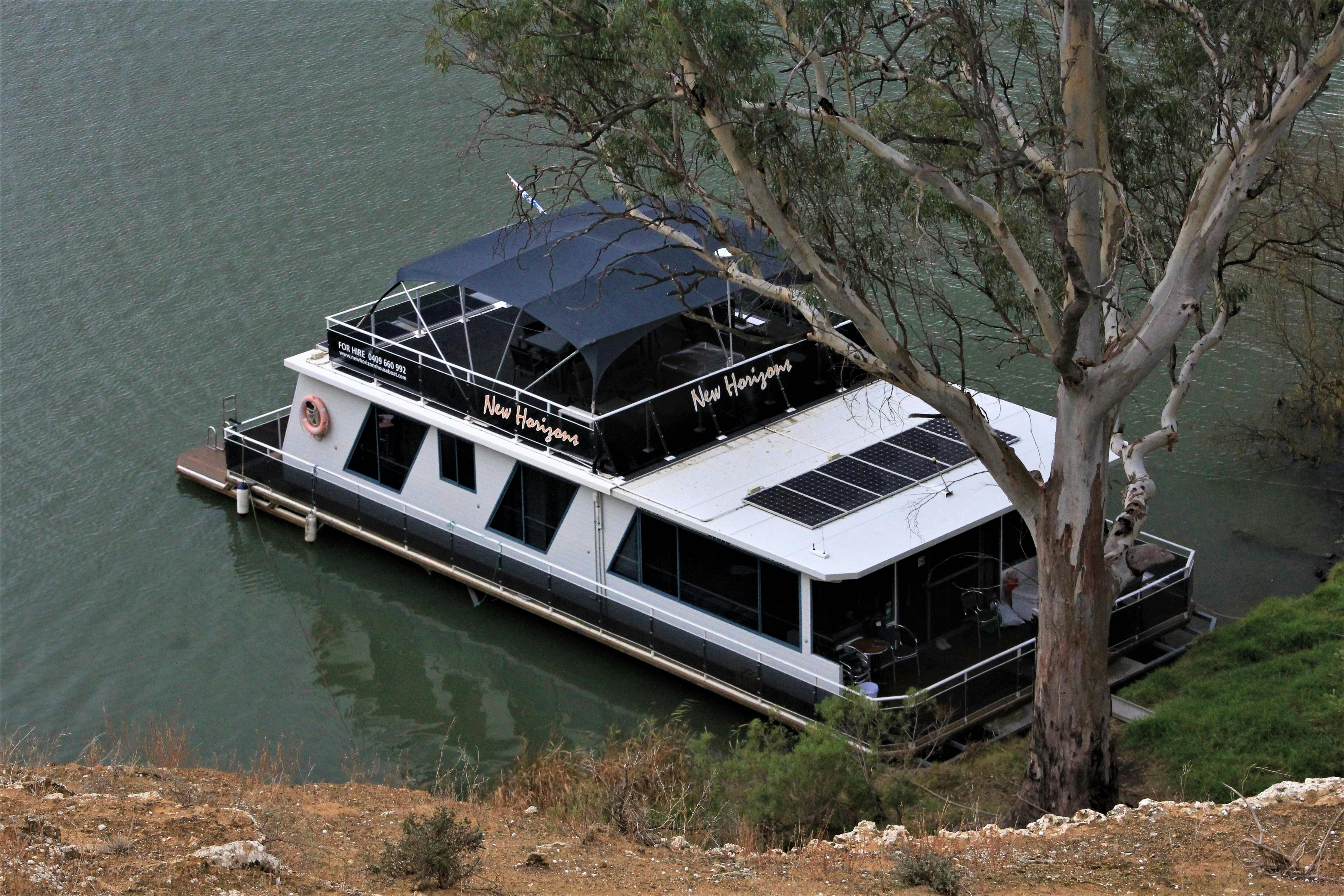 New Horizons Houseboat