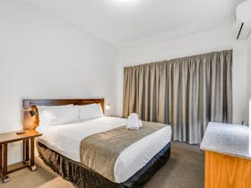 Rockhampton Hotel Suite Queen: Bedroom