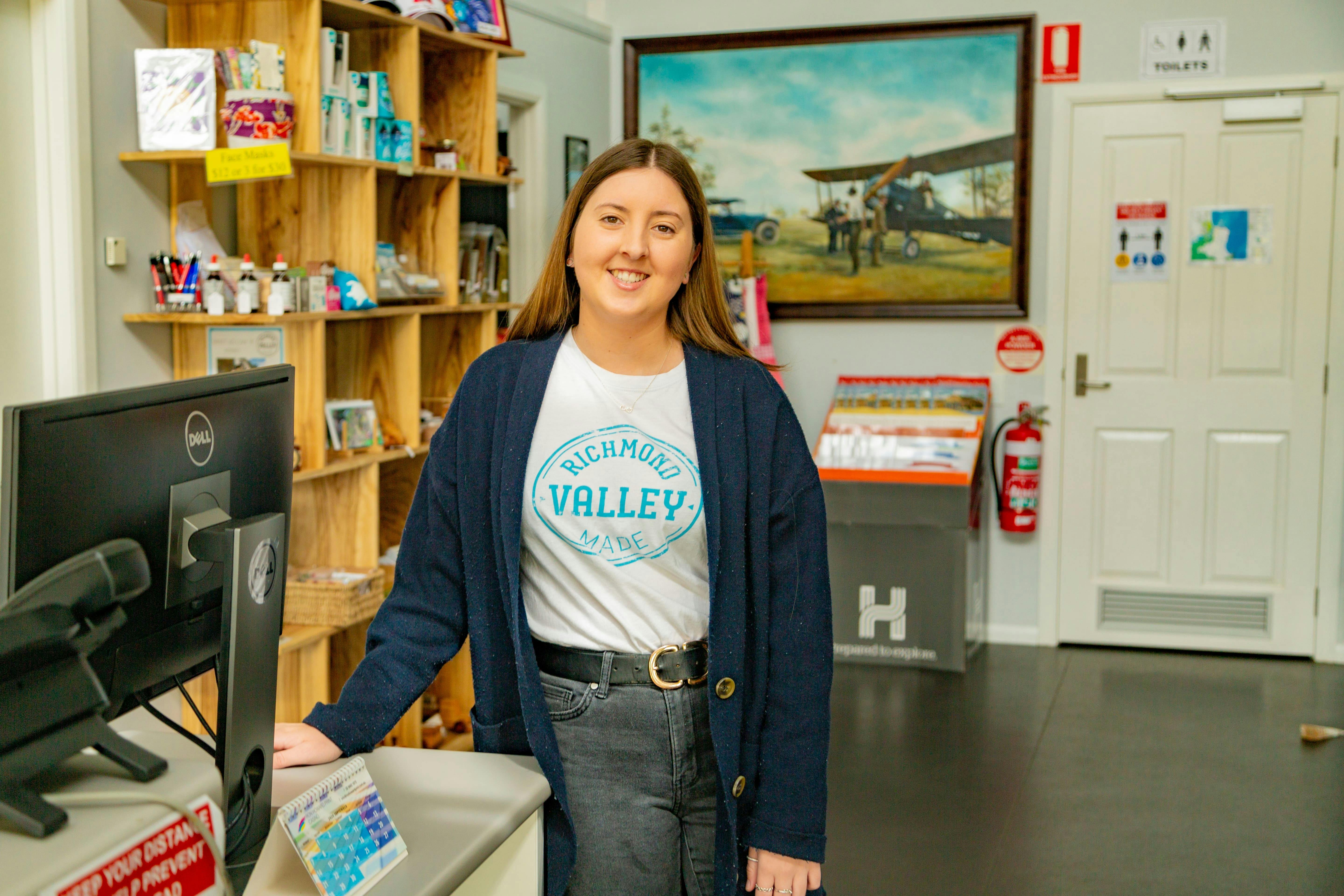 데스크 앞에 서 있는 방문자 센터 내부 여성