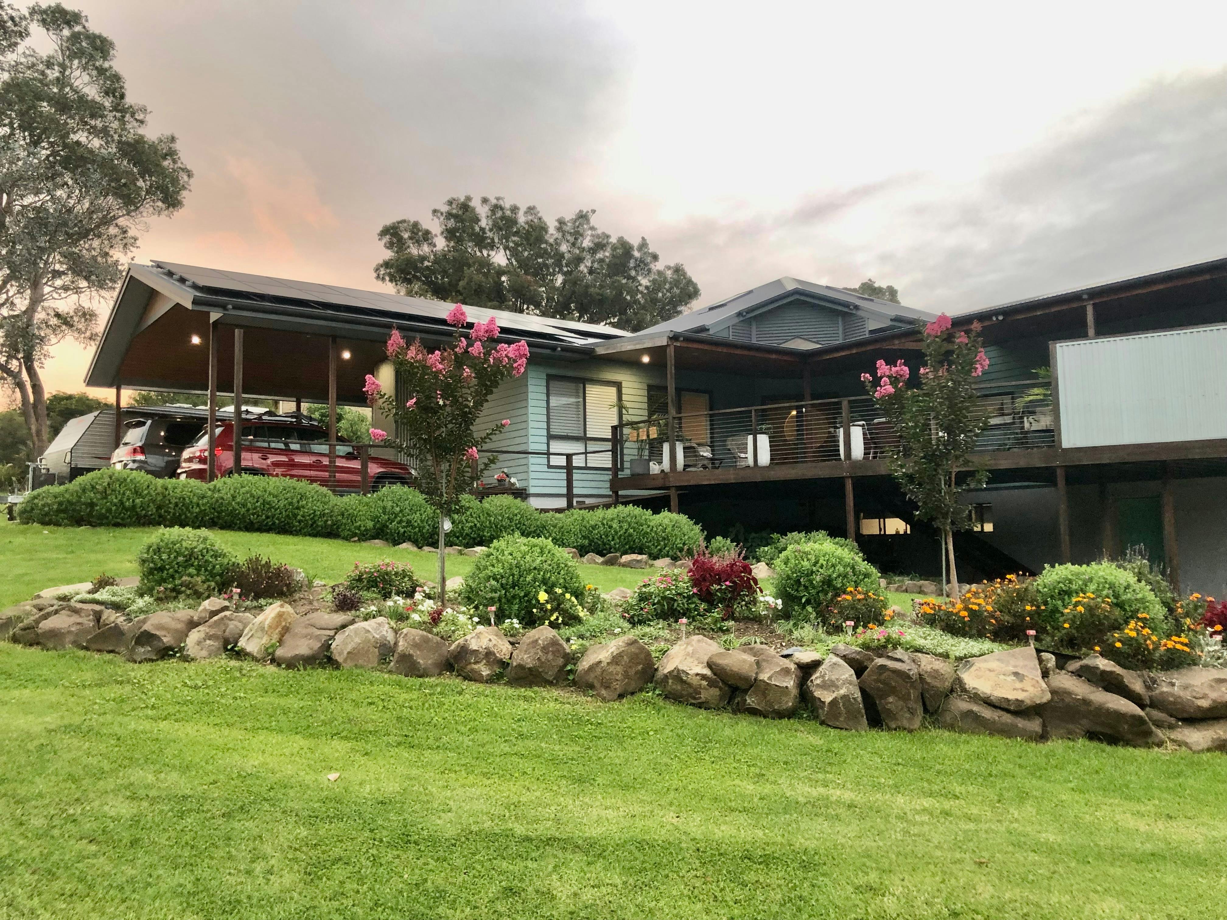 2개의 차도가 있는 경사로가 있는 지하 접근로