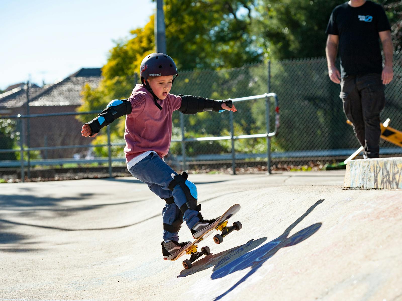 年轻的高级初学者骑手在他的教练观看时骑着蛇跑。