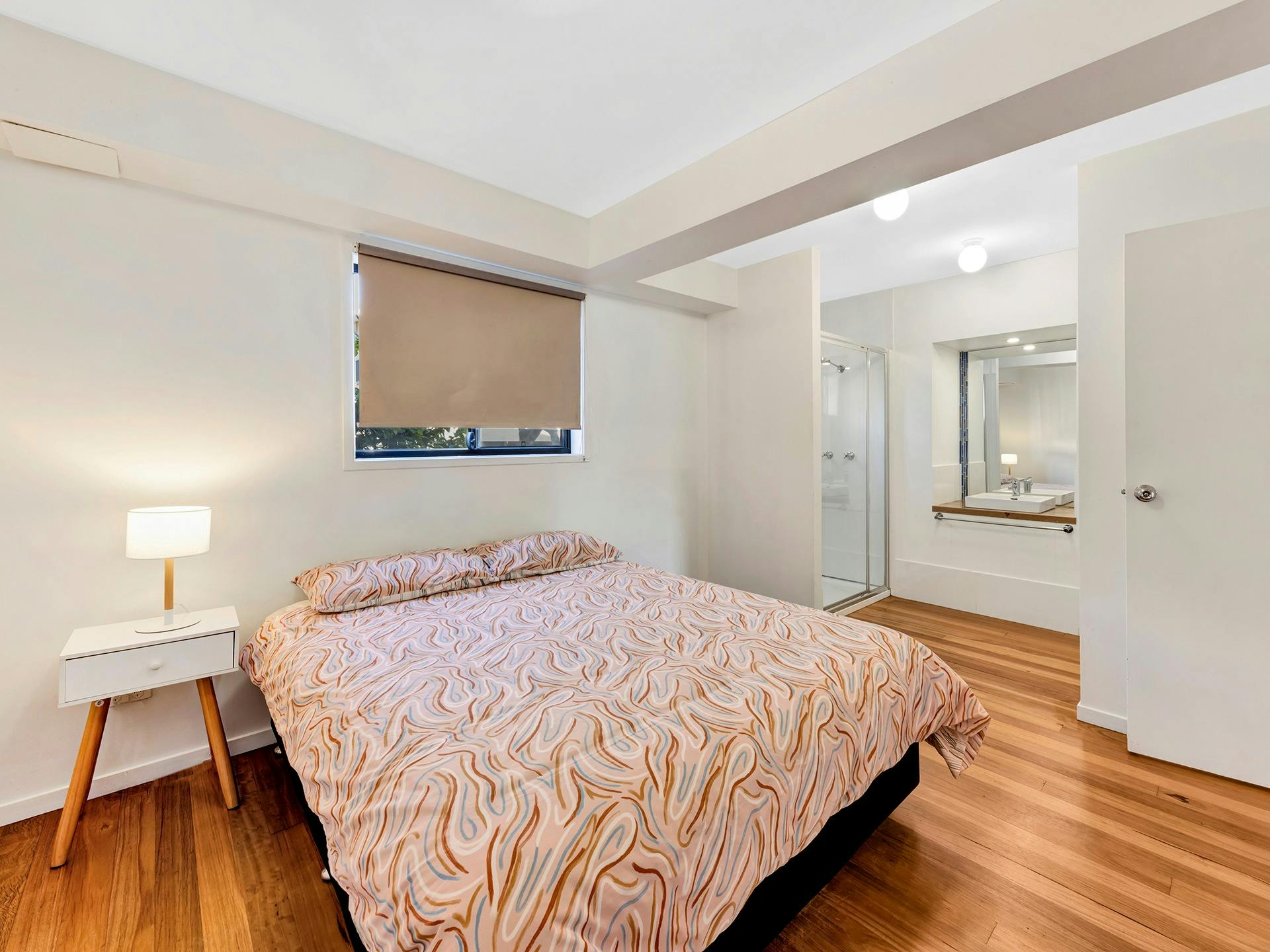 ベッドルームとバスルーム