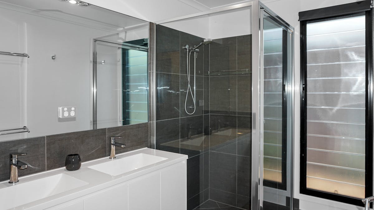 Main Bathroom with shower