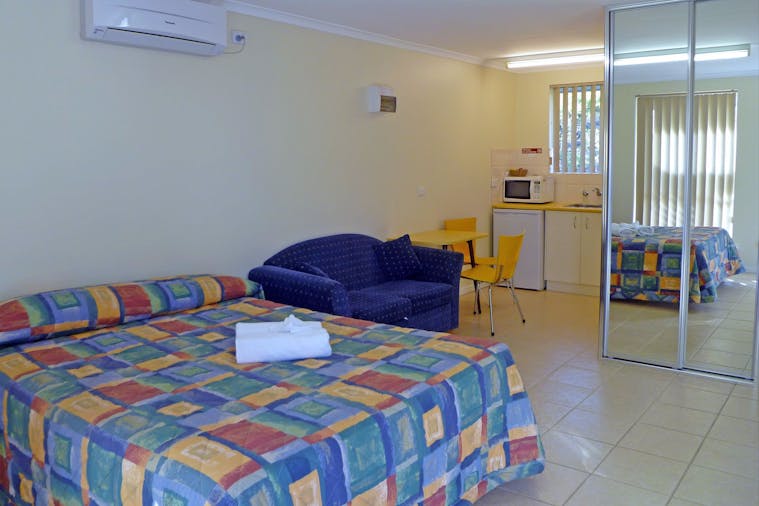 STUDIO APARTMENT 02