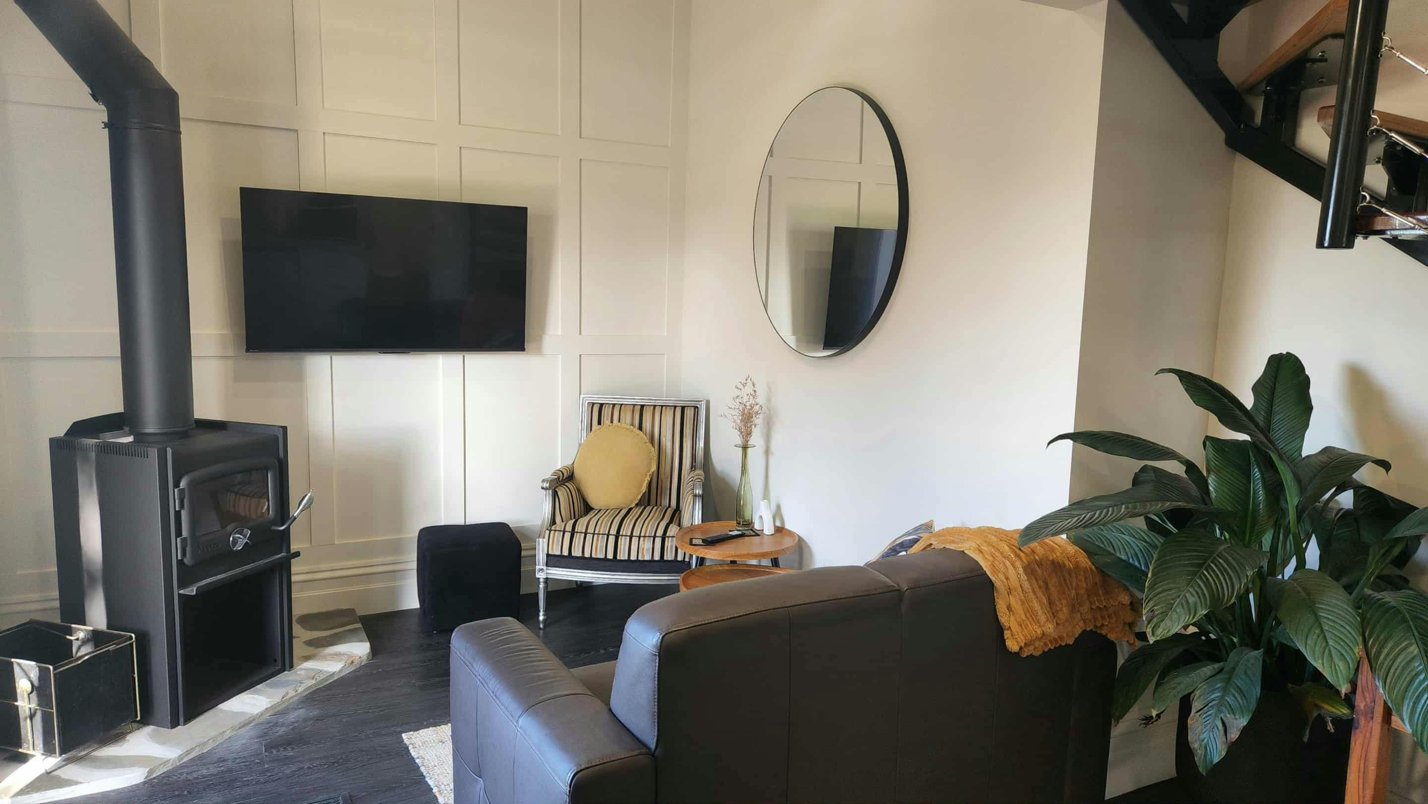 Lounge and combustion fire