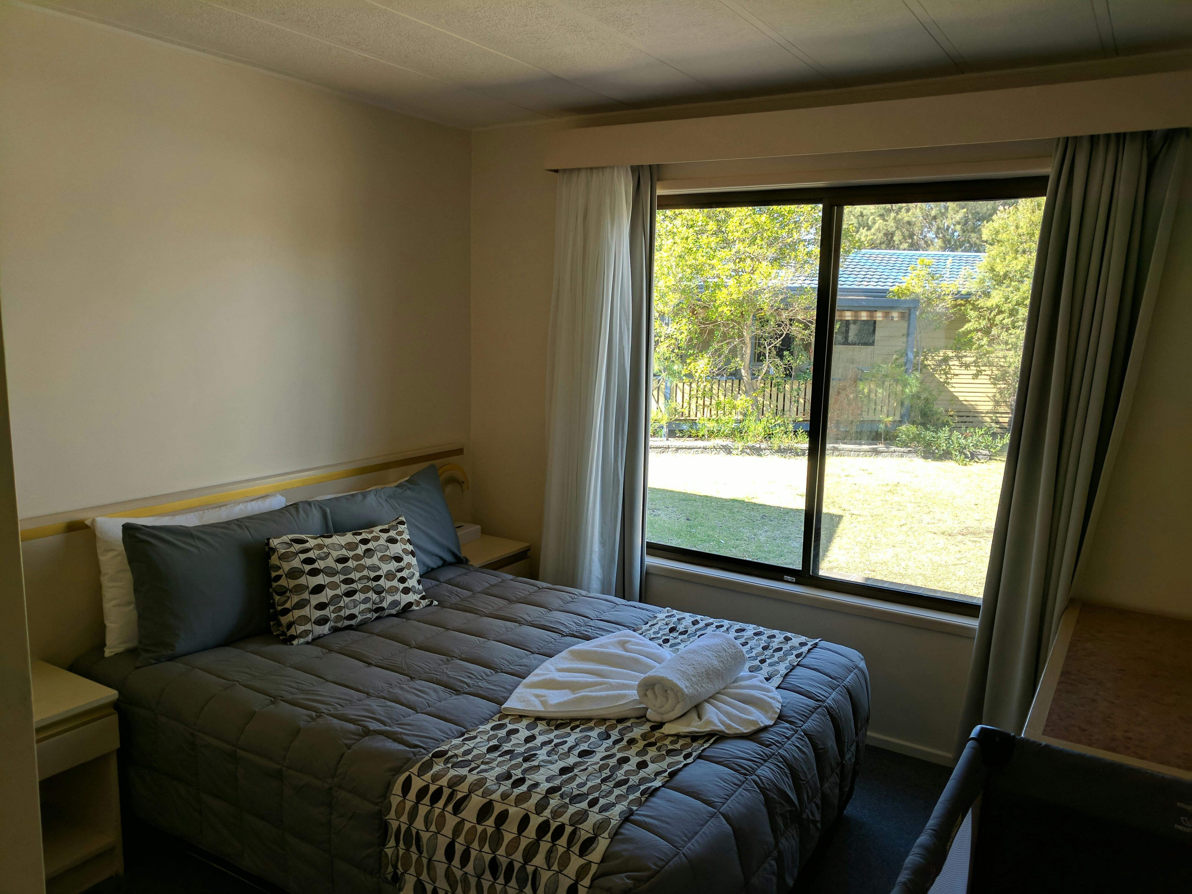 臥室配備 1 張特大床，也可拆分為 2 張單人床