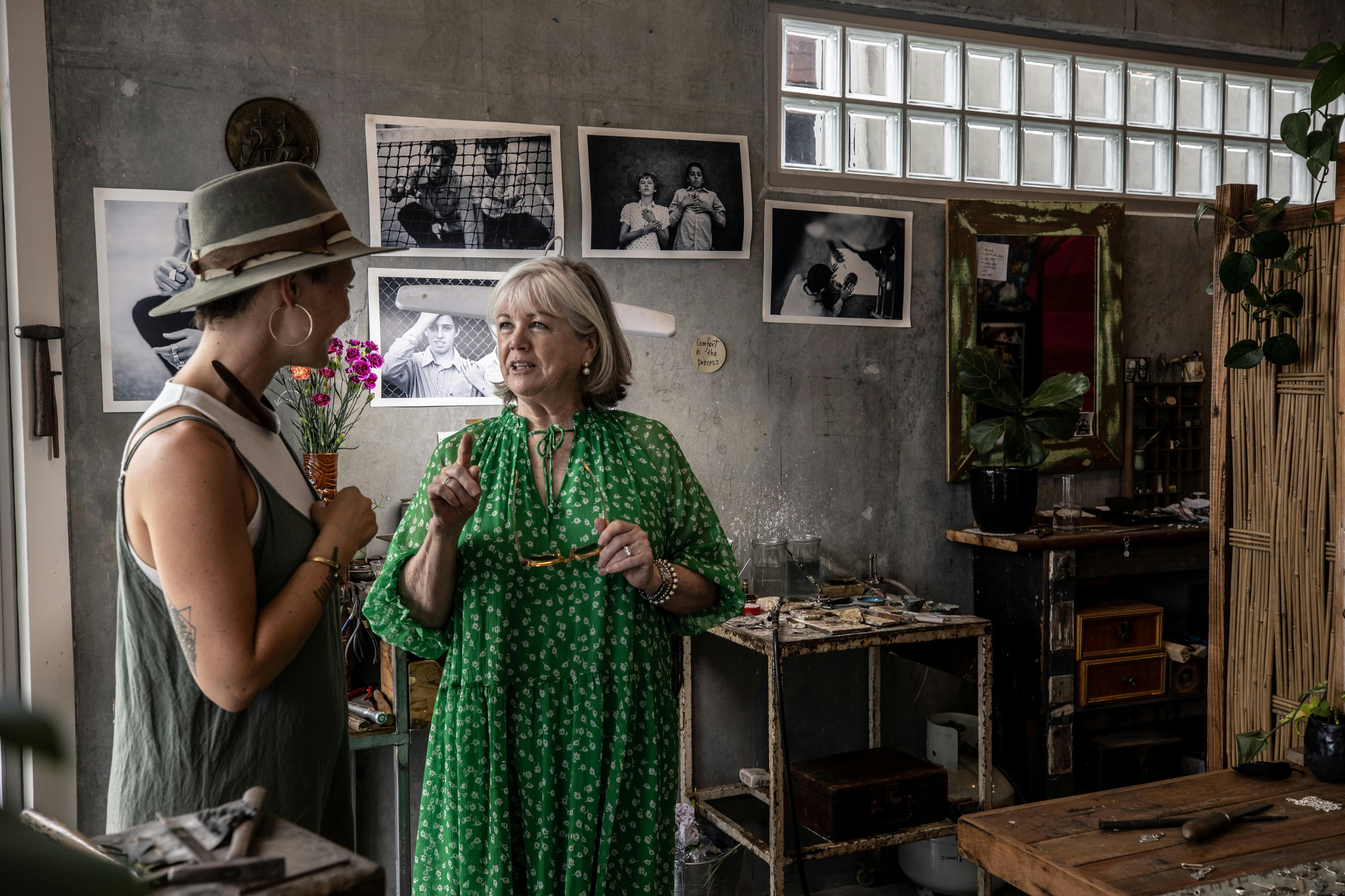 本地客人和主人參觀村莊的當地商店。