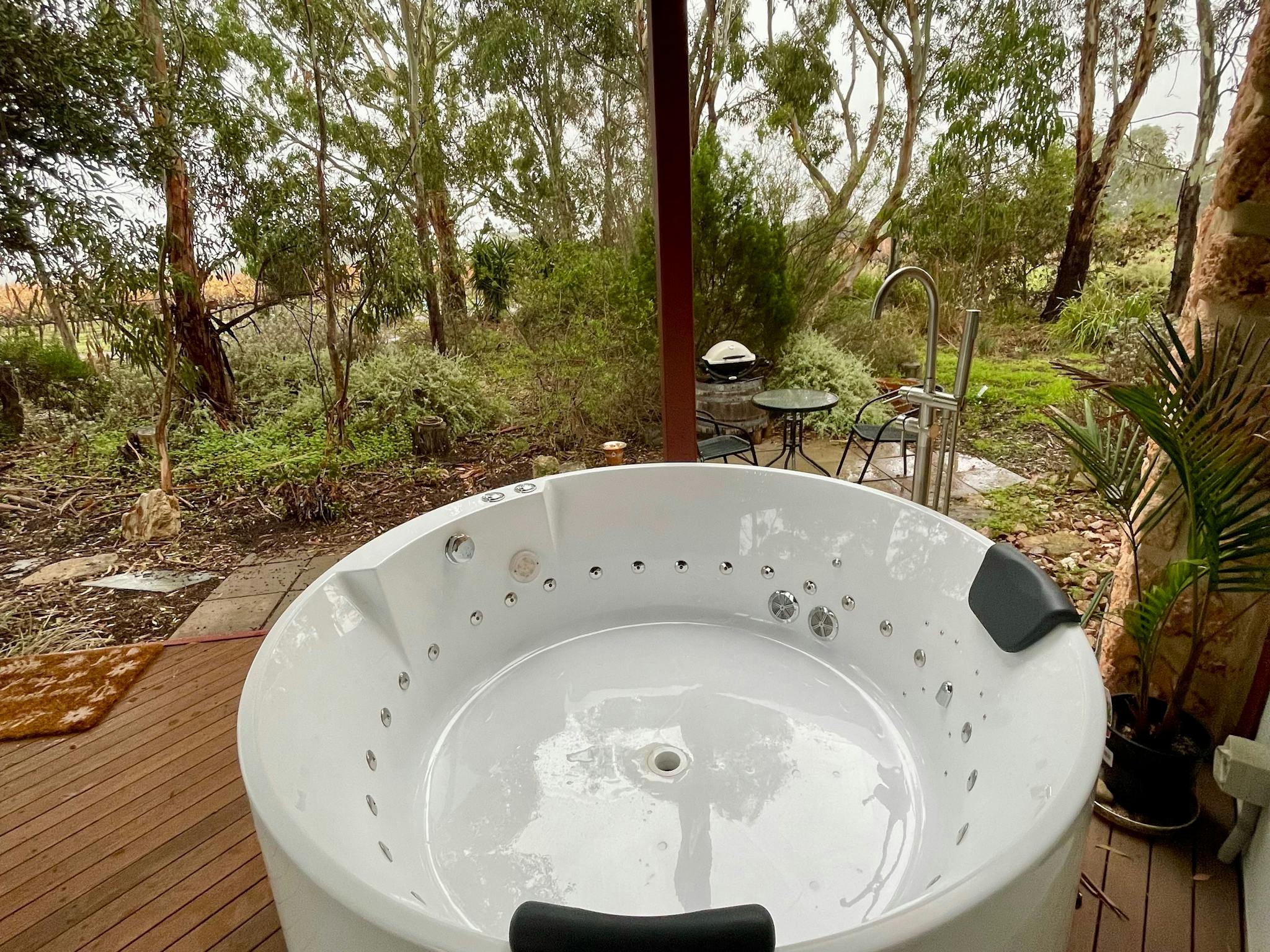 2 person bath on the outside lower deck