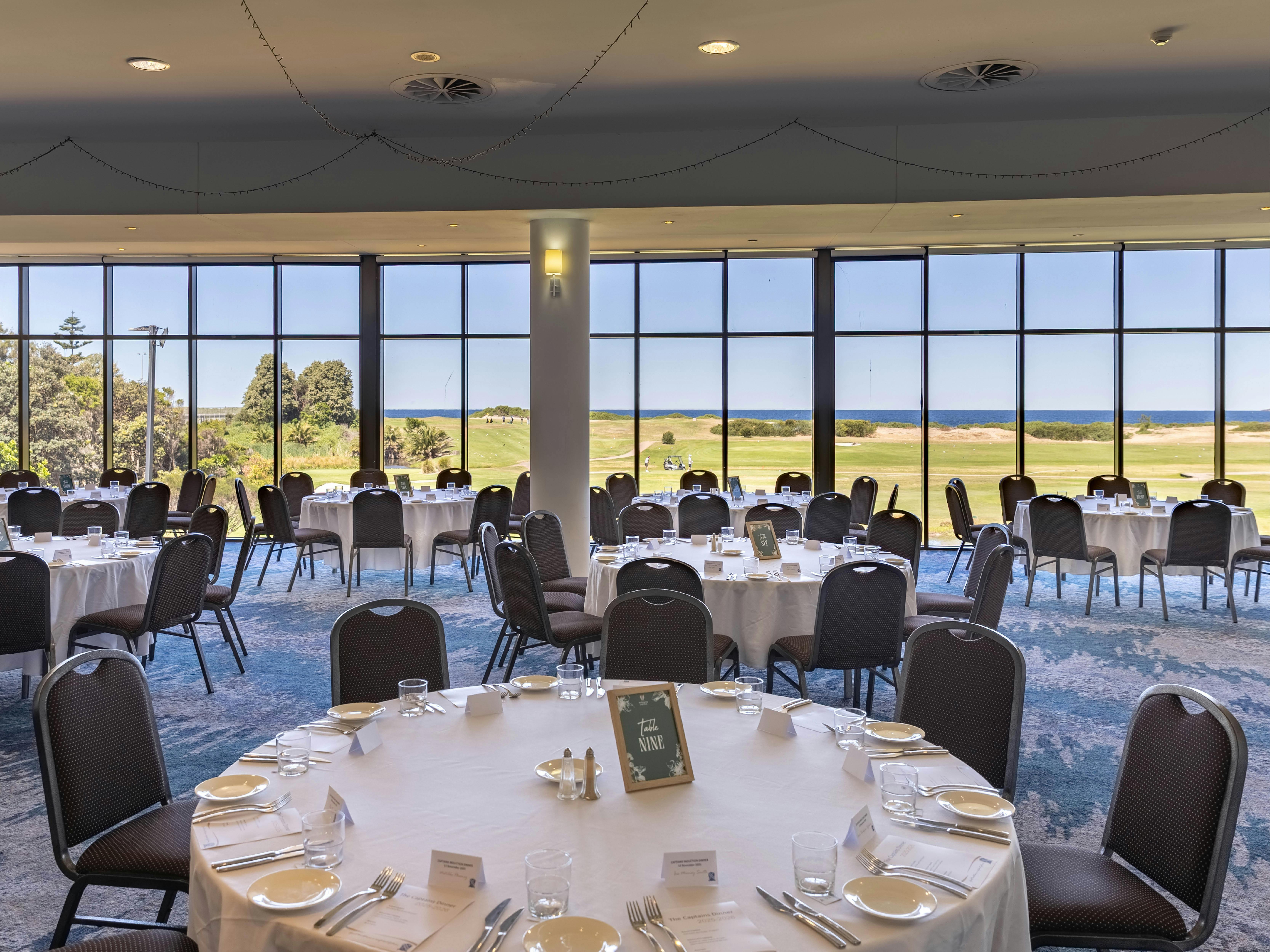 Veranstaltungsraum mit Blick auf den Golfplatz und das Meer