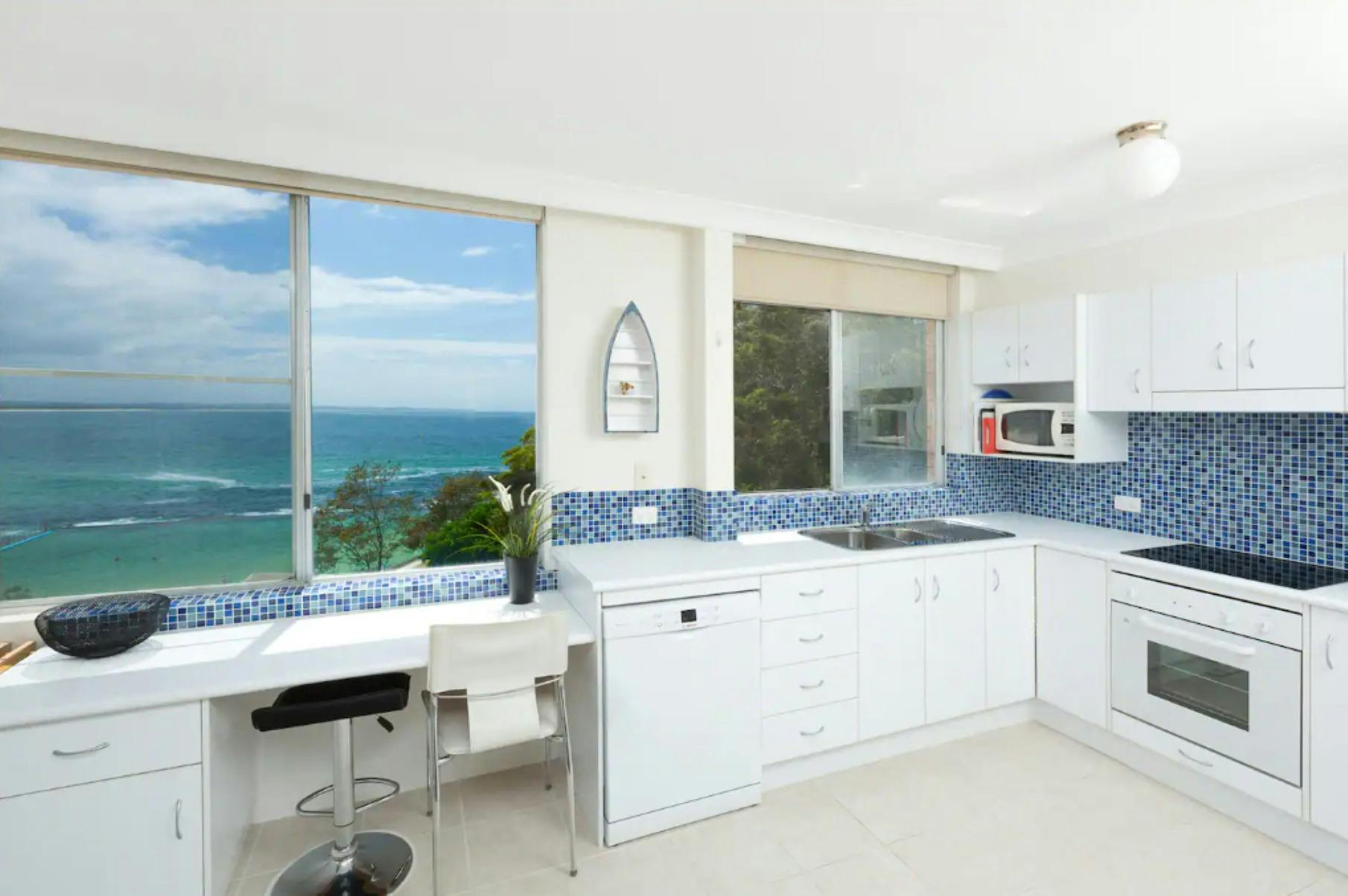 조식 바 식기 세척기 오븐 전자레인지 바다 전망을 갖춘 주방