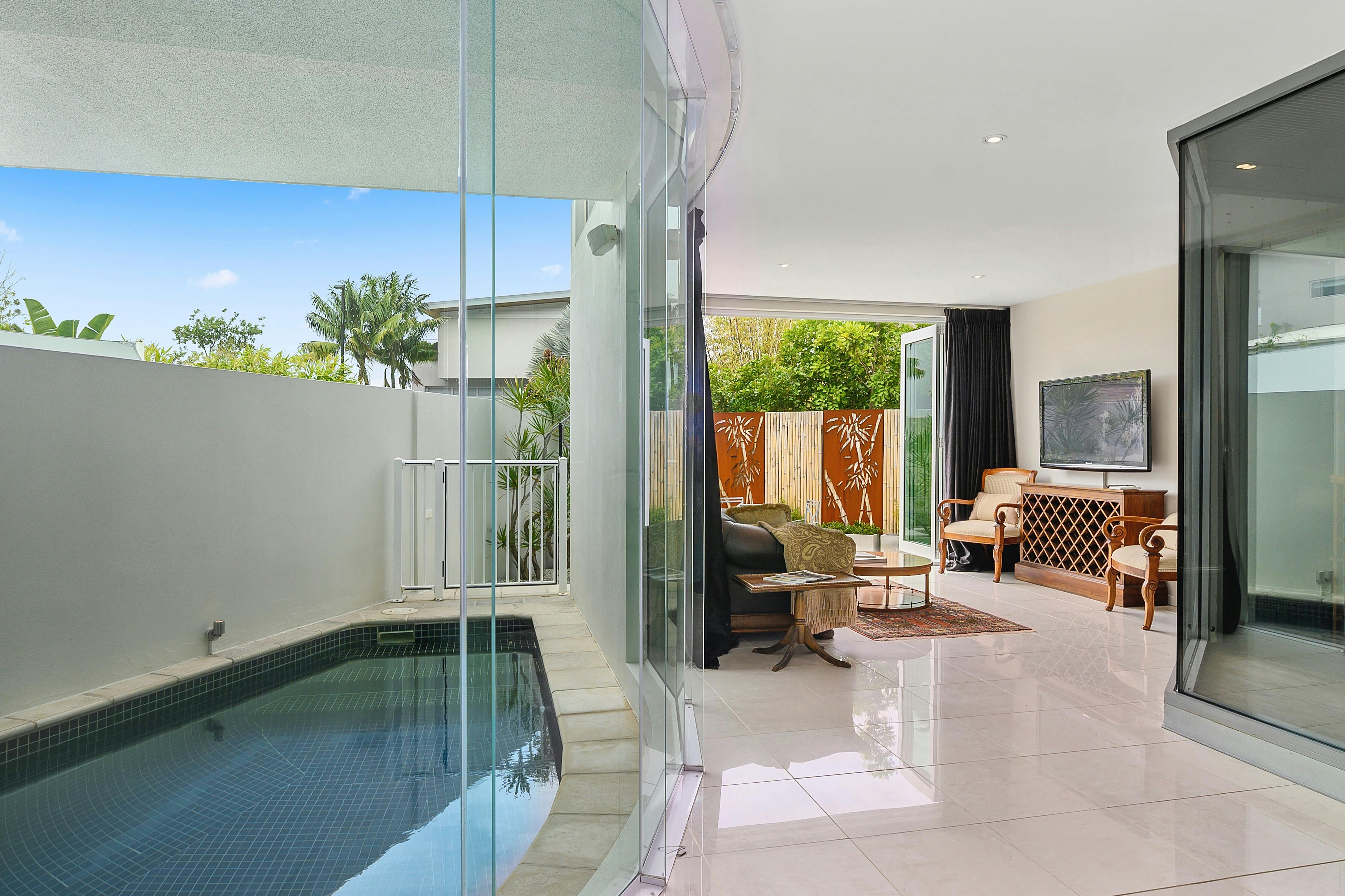 온수 수영장과 아래층 라운지룸