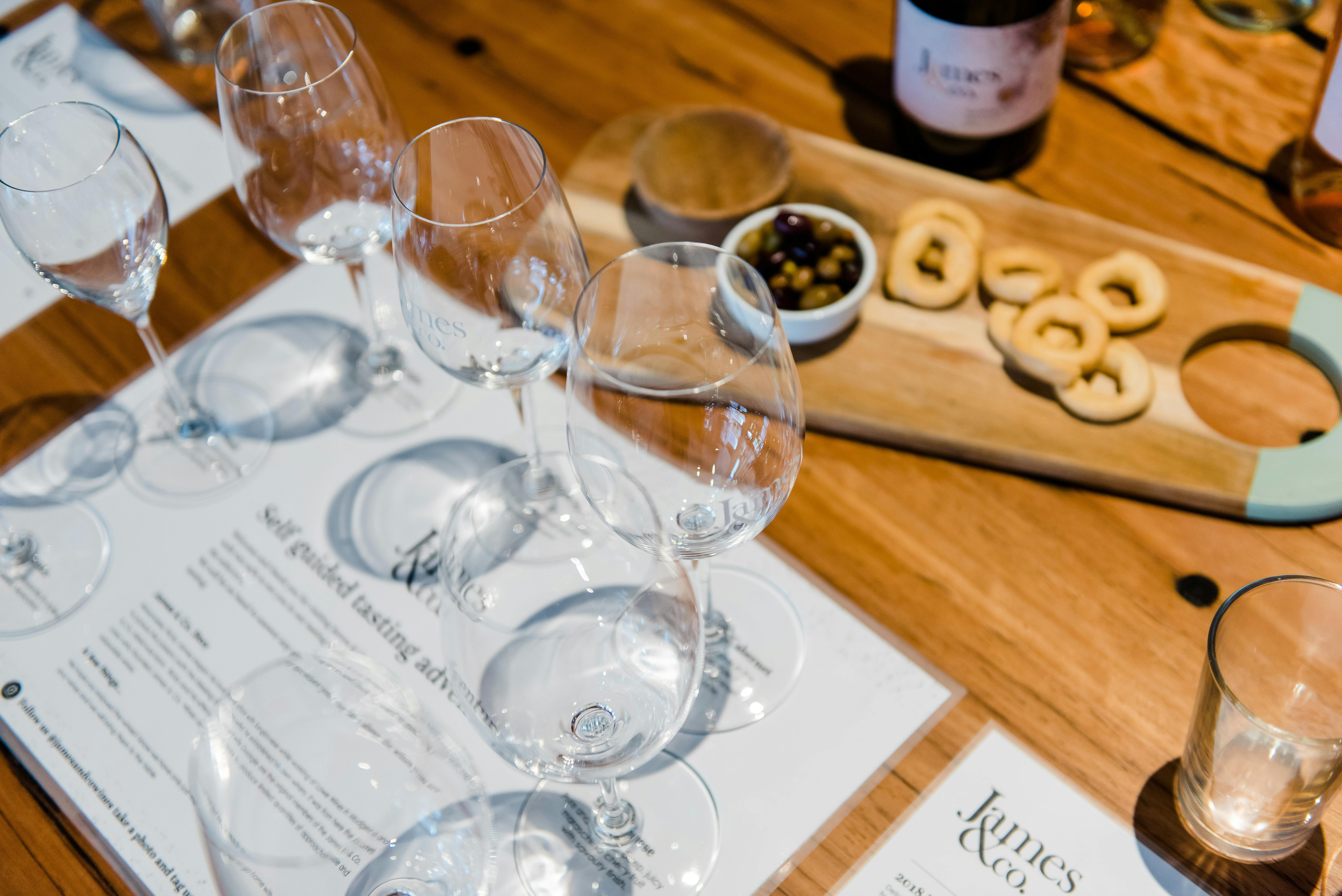 Rutherglen 방문의 즐거움을 더해보세요 - 지금 James & Co. Wines에서 와인 시음 모험을 예약하세요