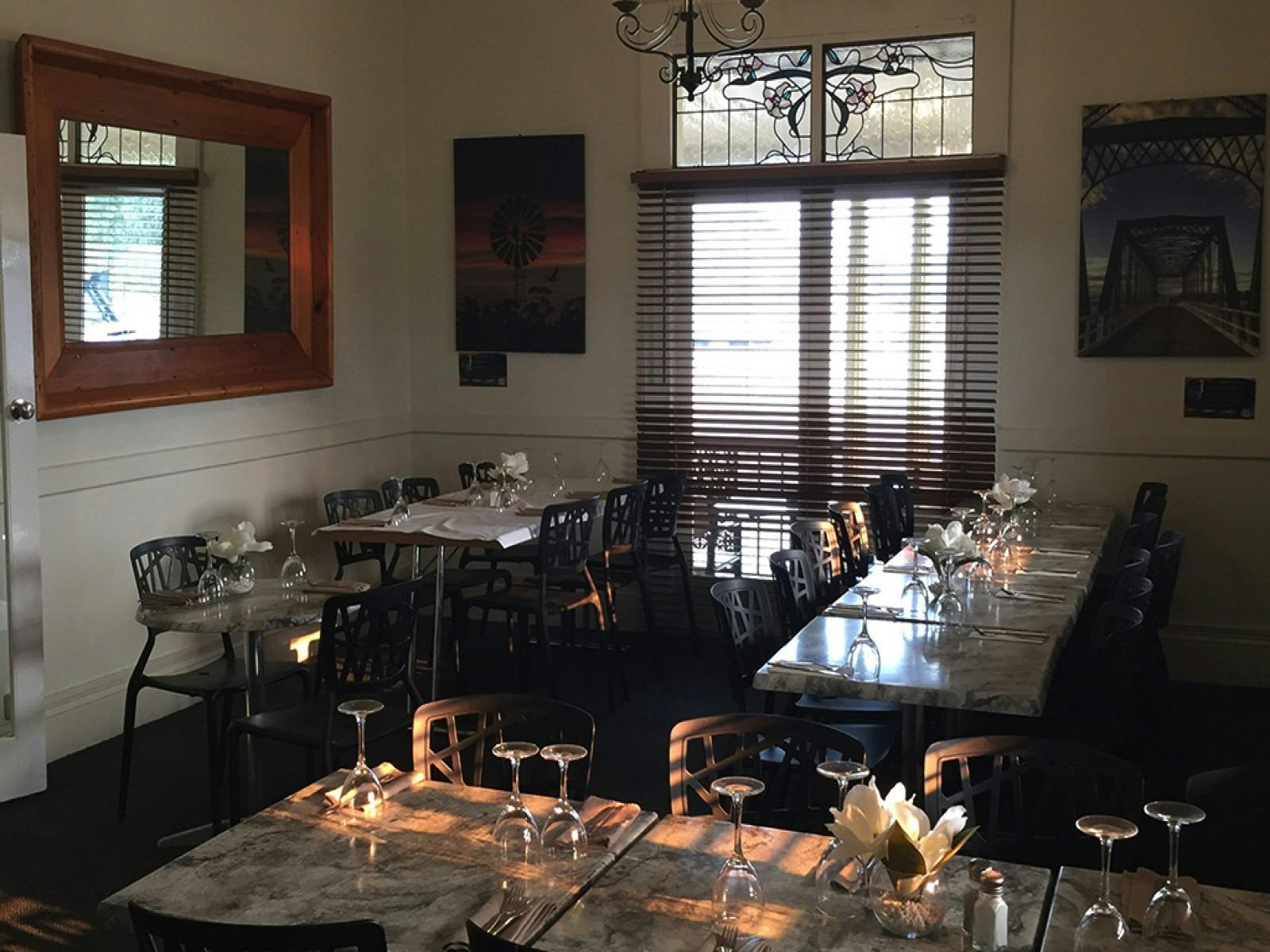 Lochinvar Hotel Motel dining area