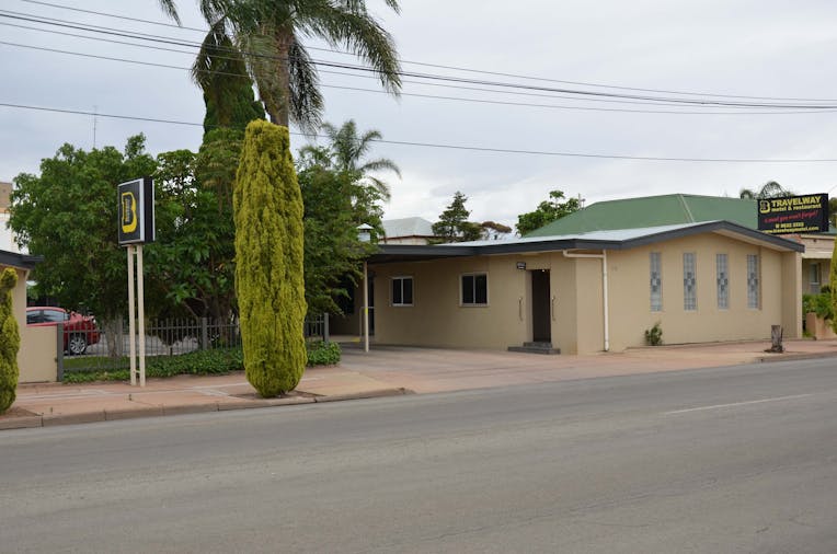 Travelway Motel