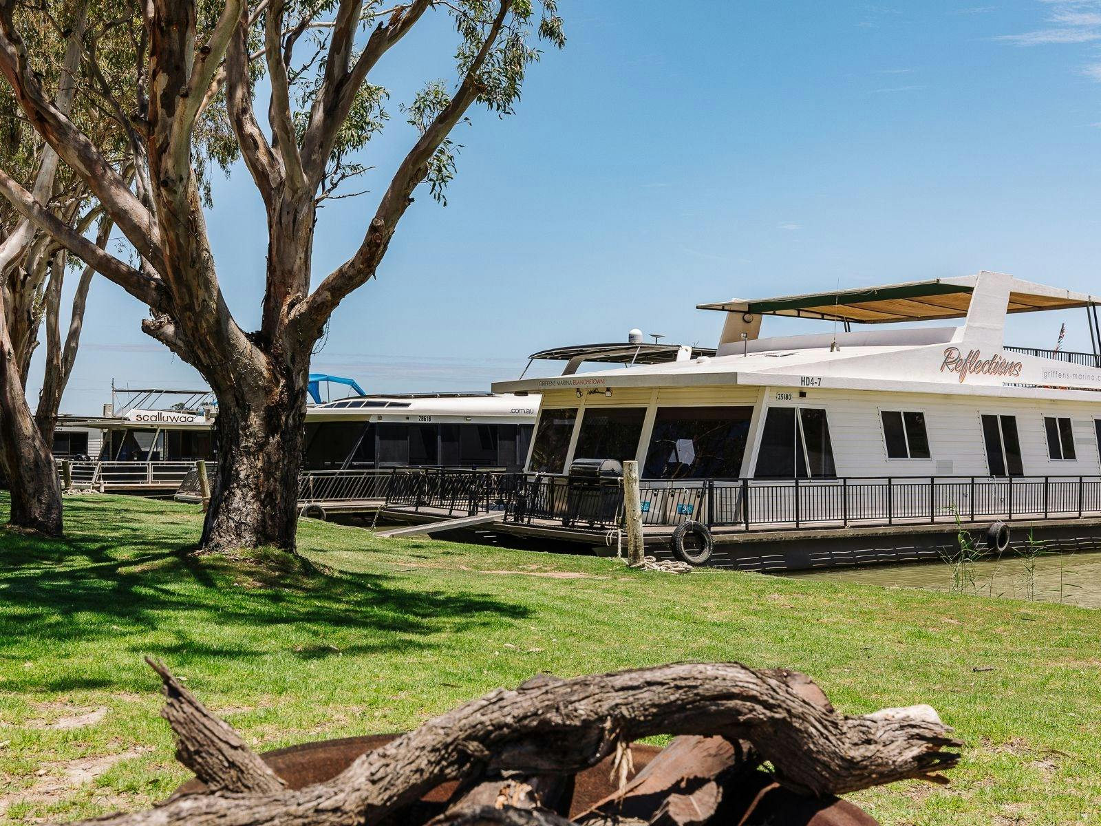 Griffens Marina Riverbank