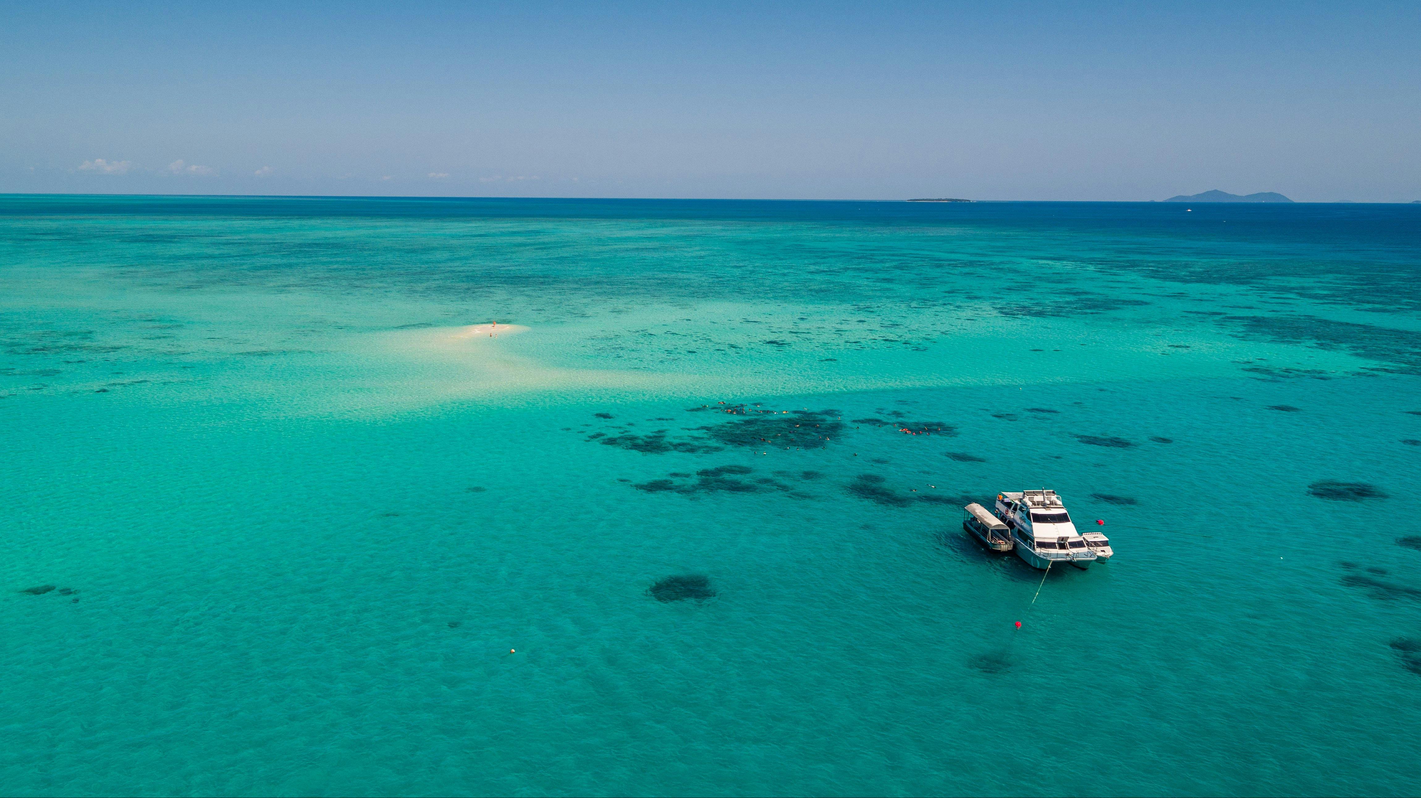 Ocean Freedom om 2nd Snorkel site UpolU Cay Reef , Great Barrier Reef Cairns