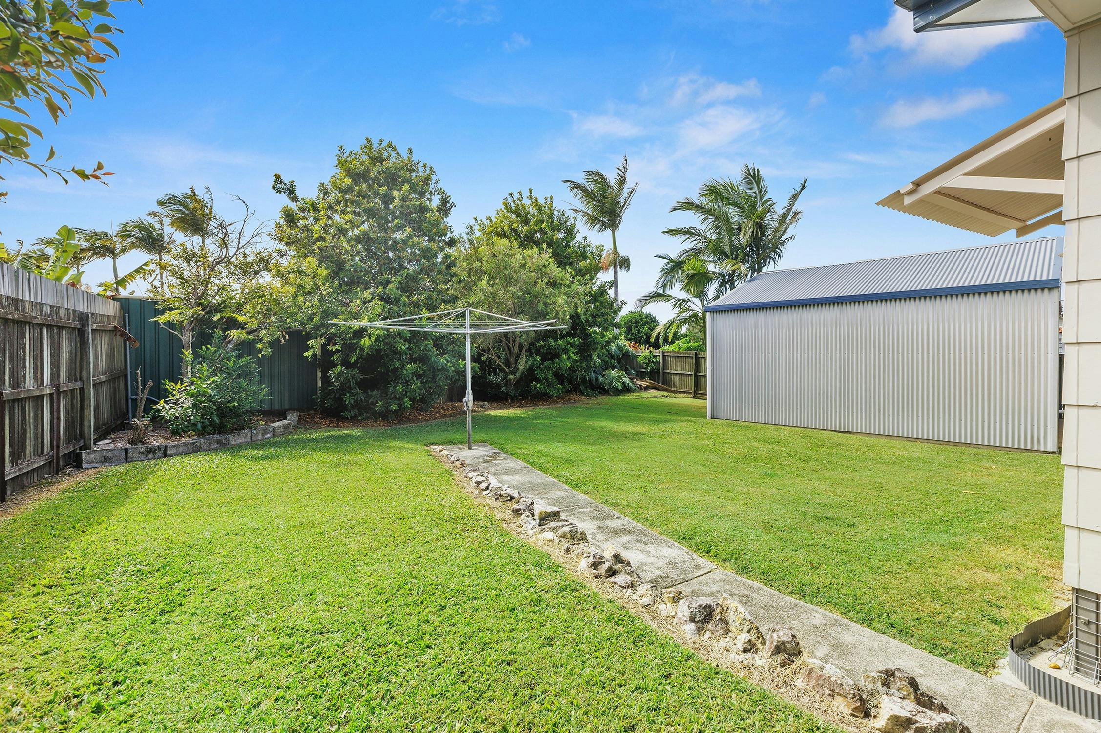 Backyard - Shed not for guests use.