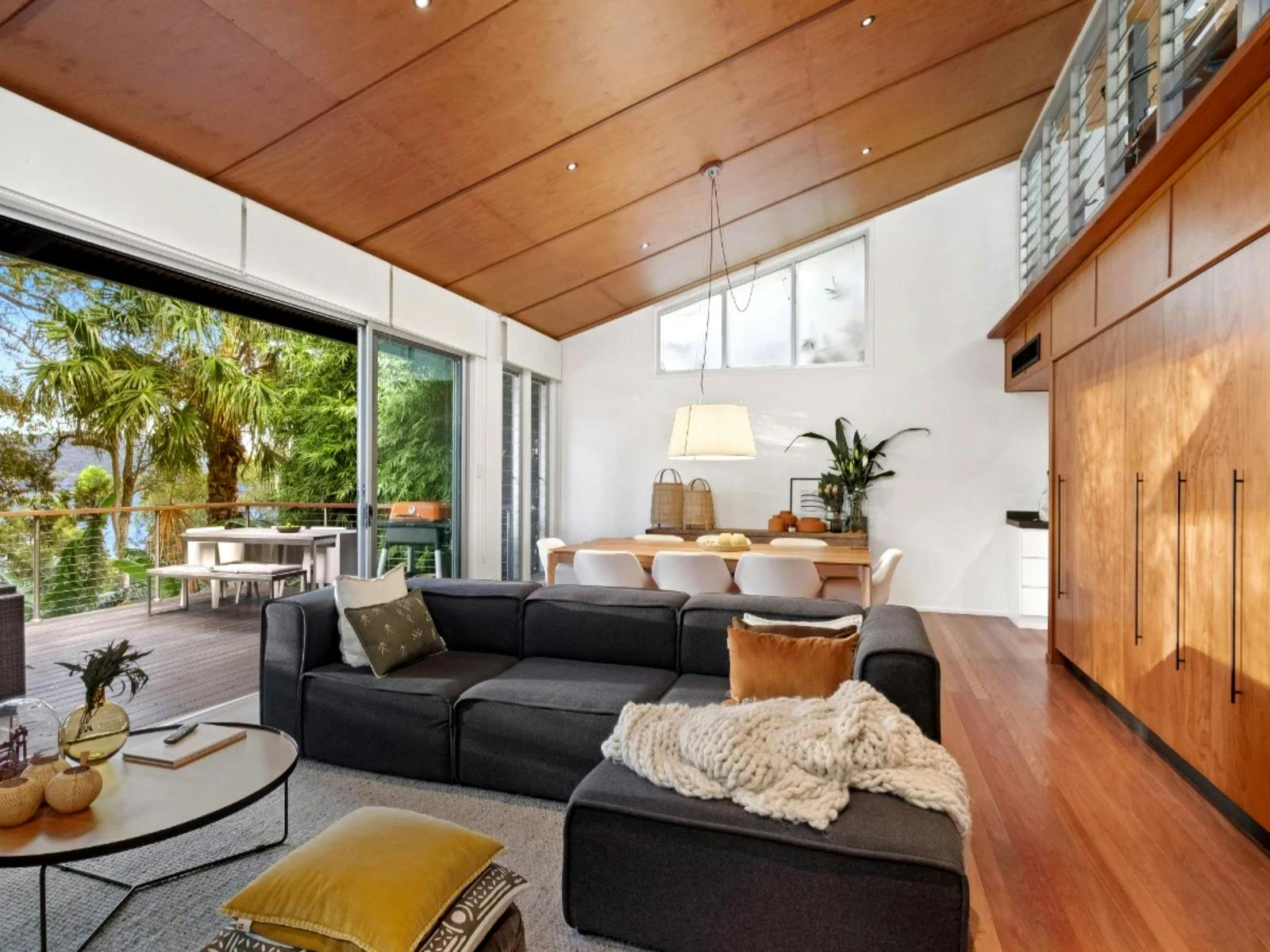 수영장 전망을 감상할 수 있는 거실은 고요하고 편안한 분위기를 조성합니다.