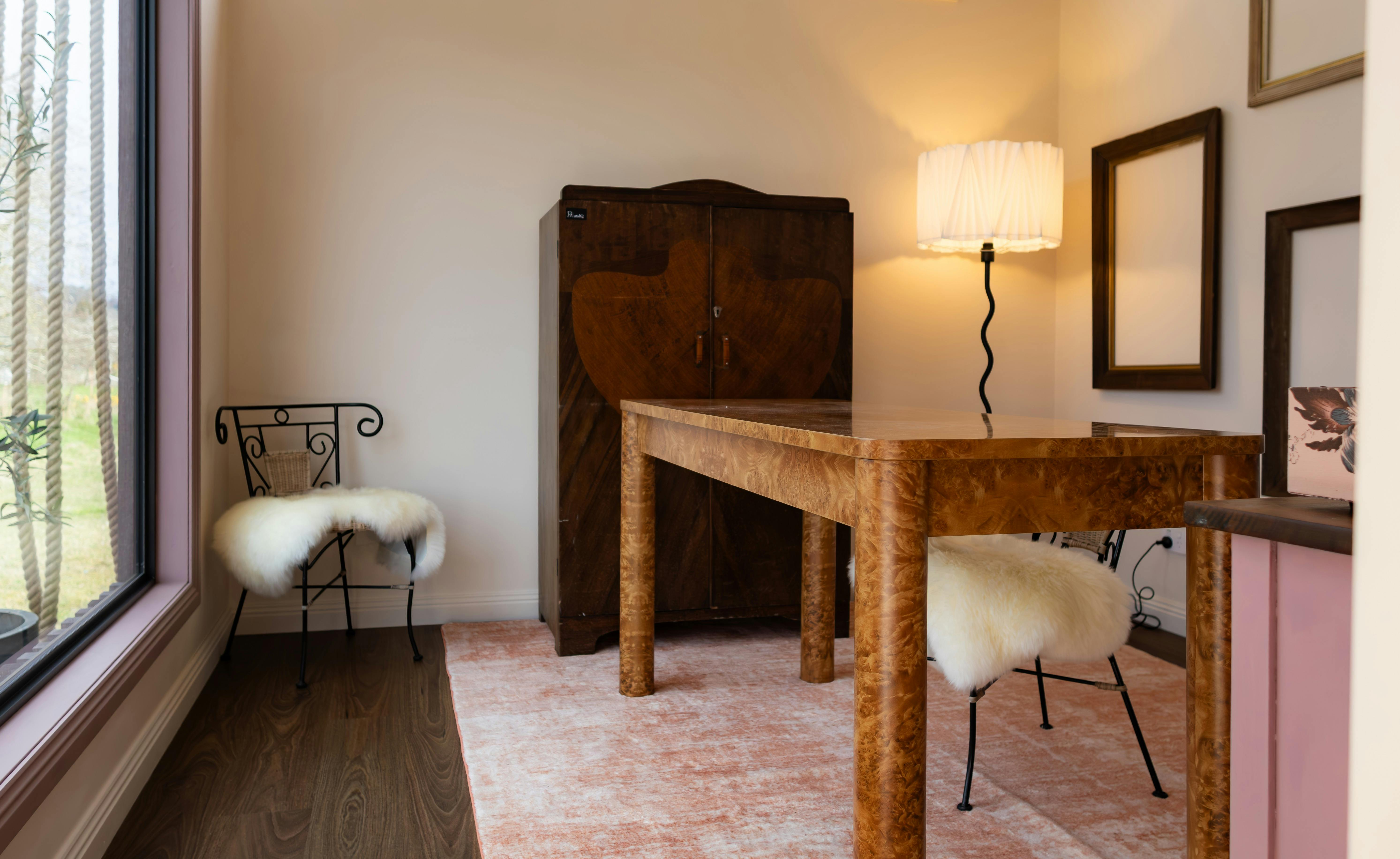 Open entertainment and study space at Tiers Rest with a desk facing the sweeping landscapes.