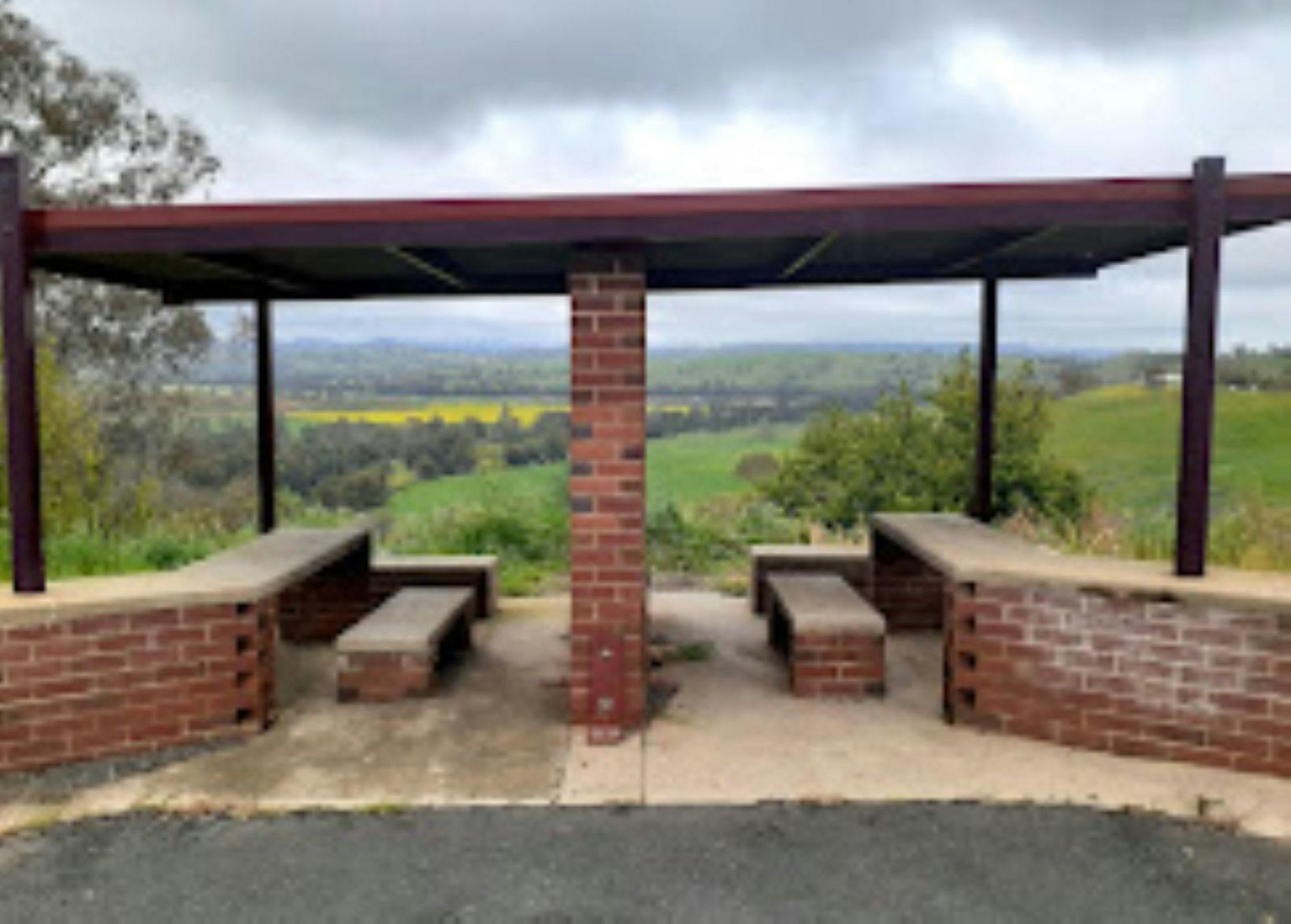 Shelter and seating at Jugiong Lookout