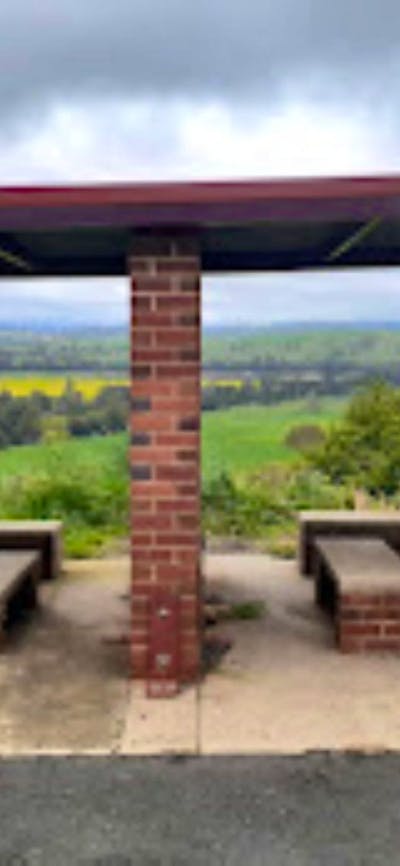 Shelter and seating at Jugiong Lookout
