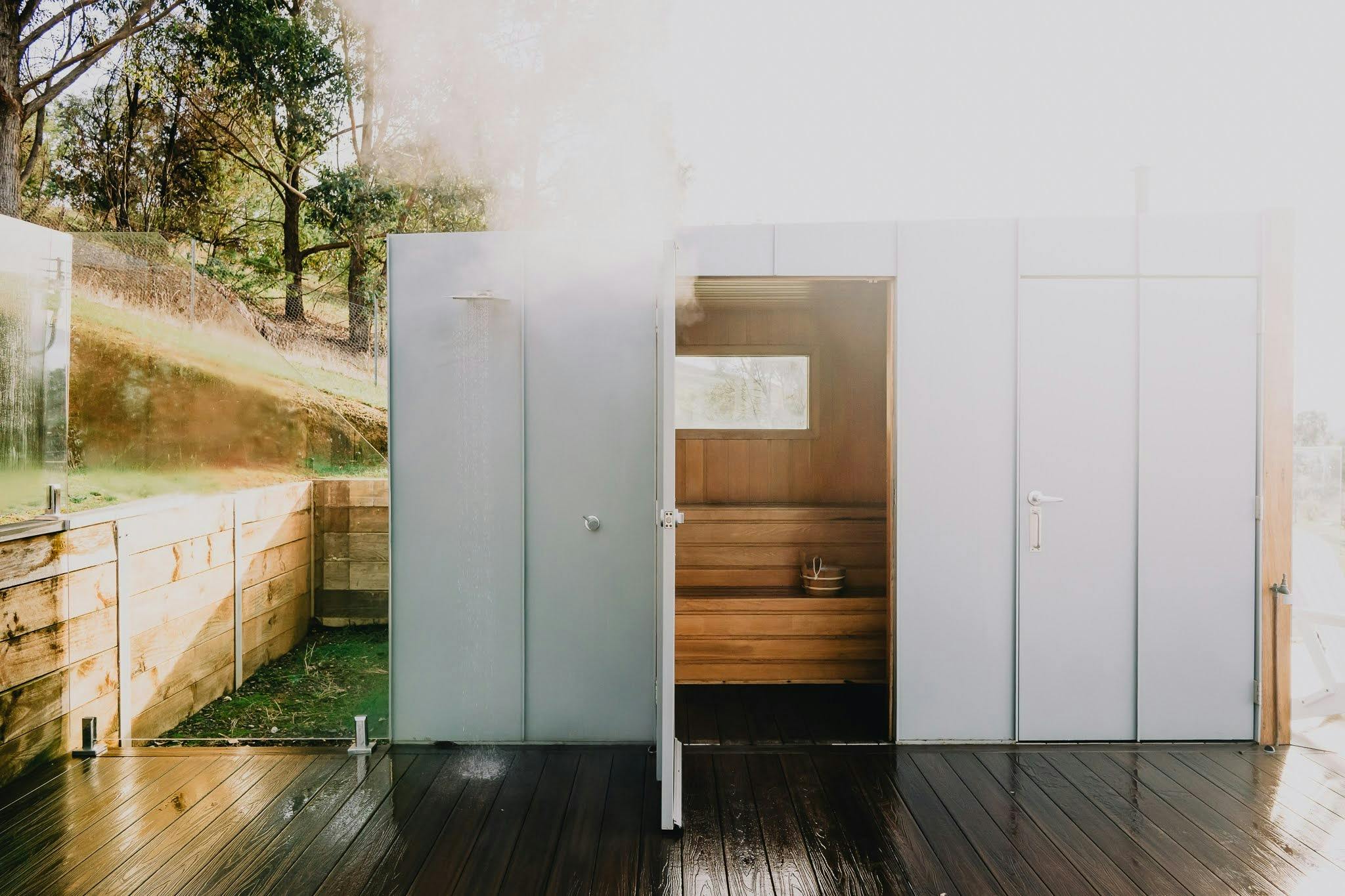 6 person sauna with outdoor shower (hot water)