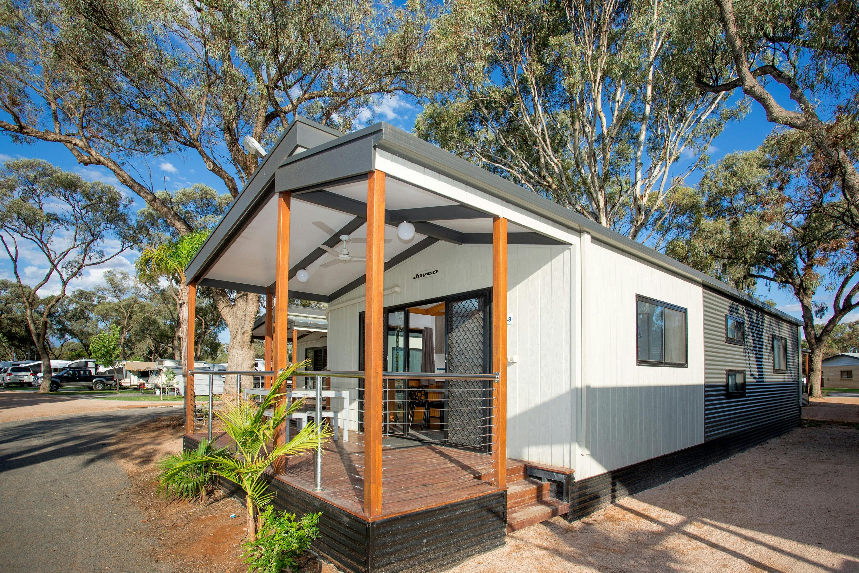 Deluxe 3 Bedroom Riverfront Cabin