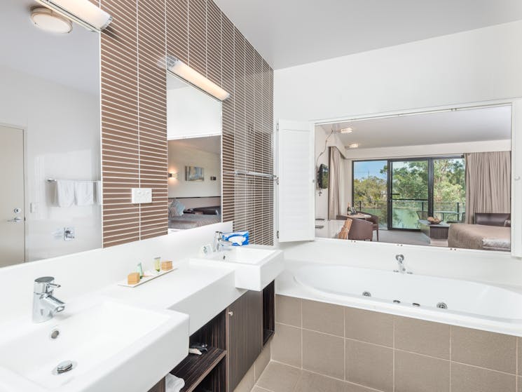 Macquarie 4 Star Platinum Spa Bathroom