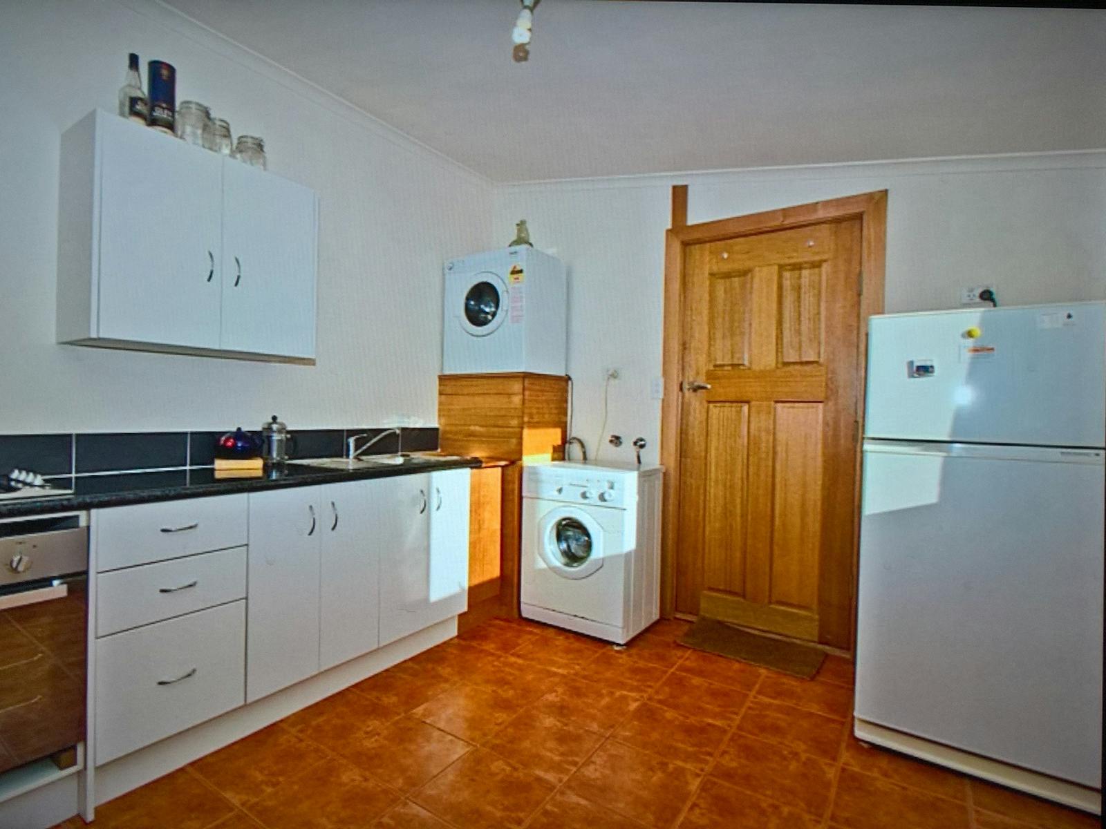 Kitchen with 8 function oven, gas hob, washing machine, dryer not available