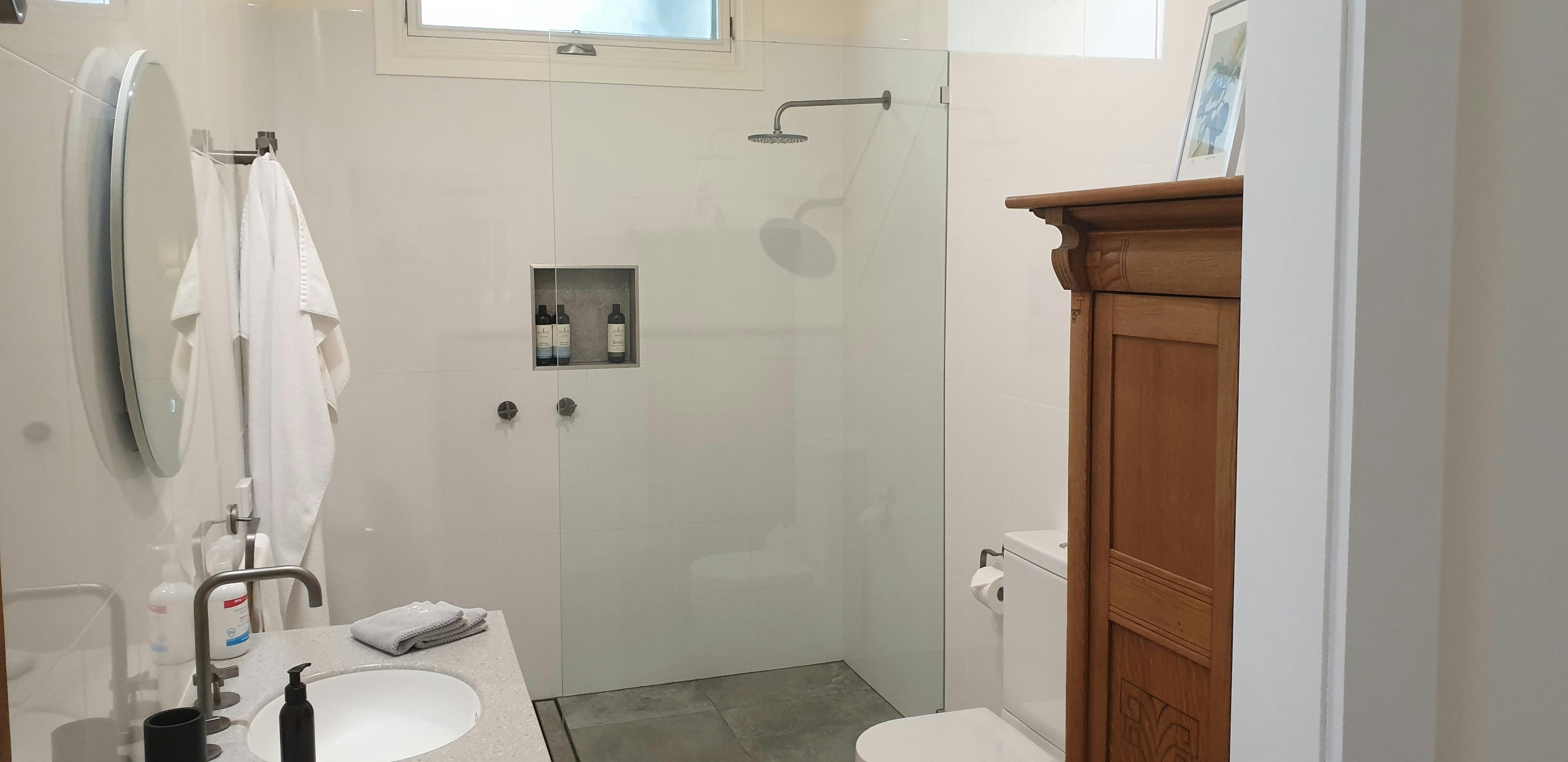 Bathroom, toilet & vanity