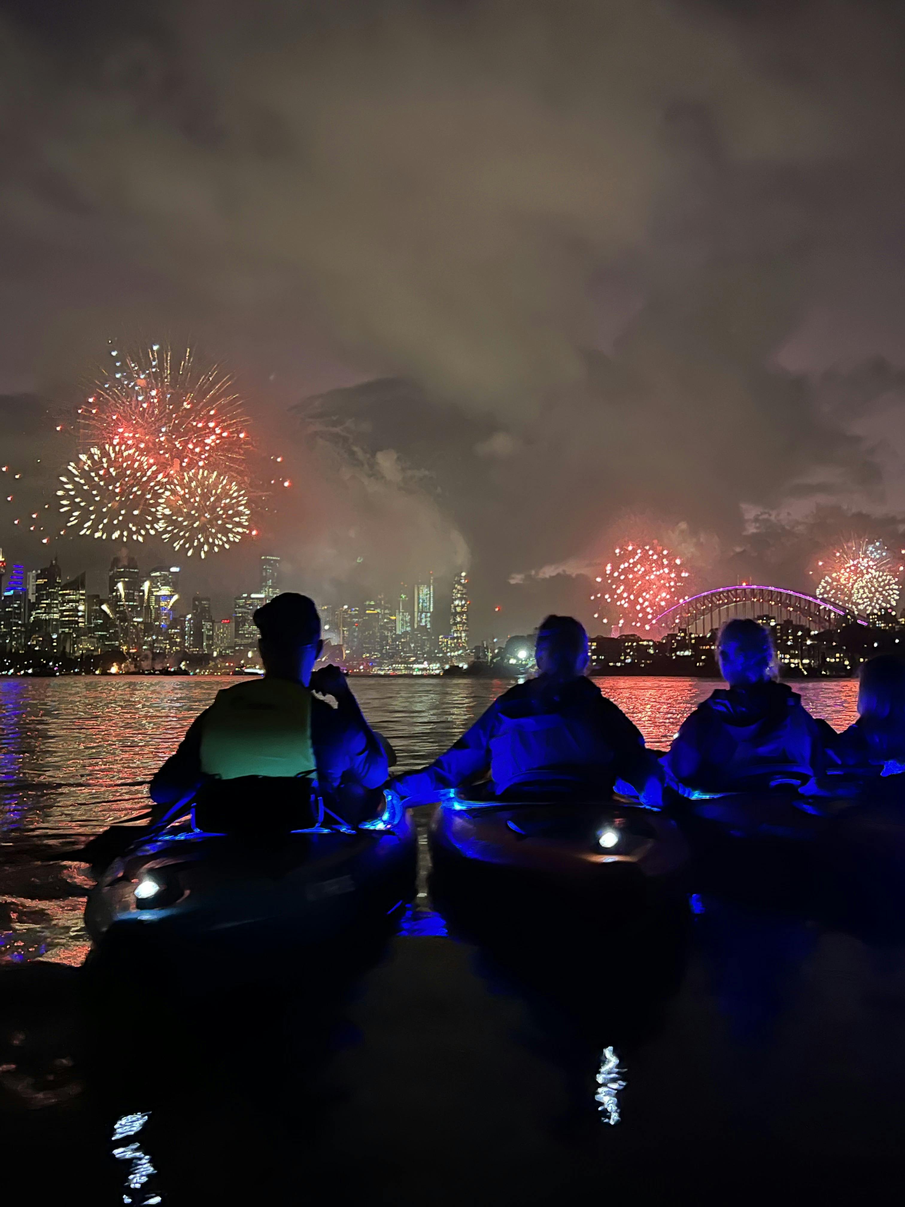 シドニーの花火の息をのむような景色を眺めるカヤッカー