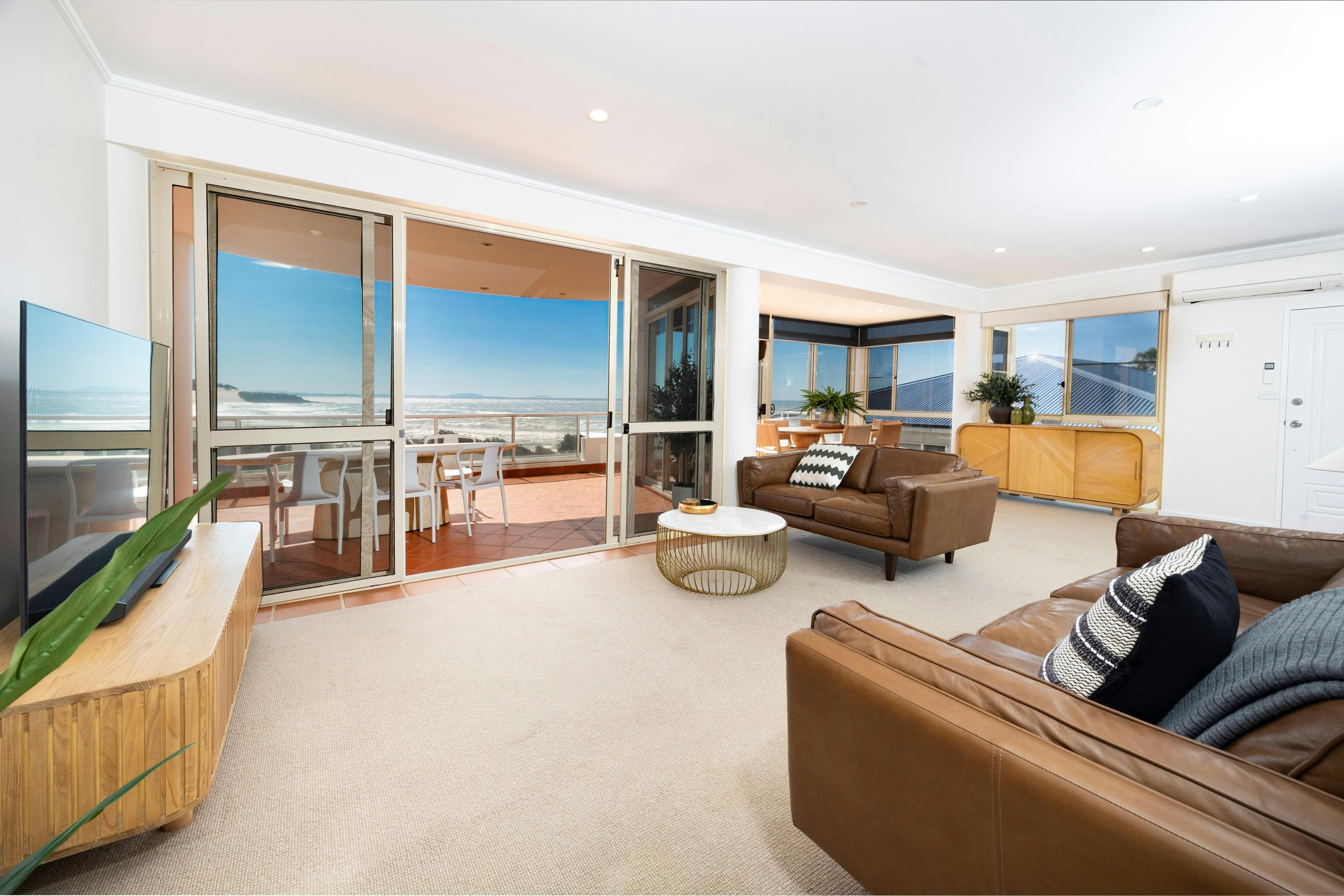 Wohnzimmer mit Blick auf den Balkon und Meerblick