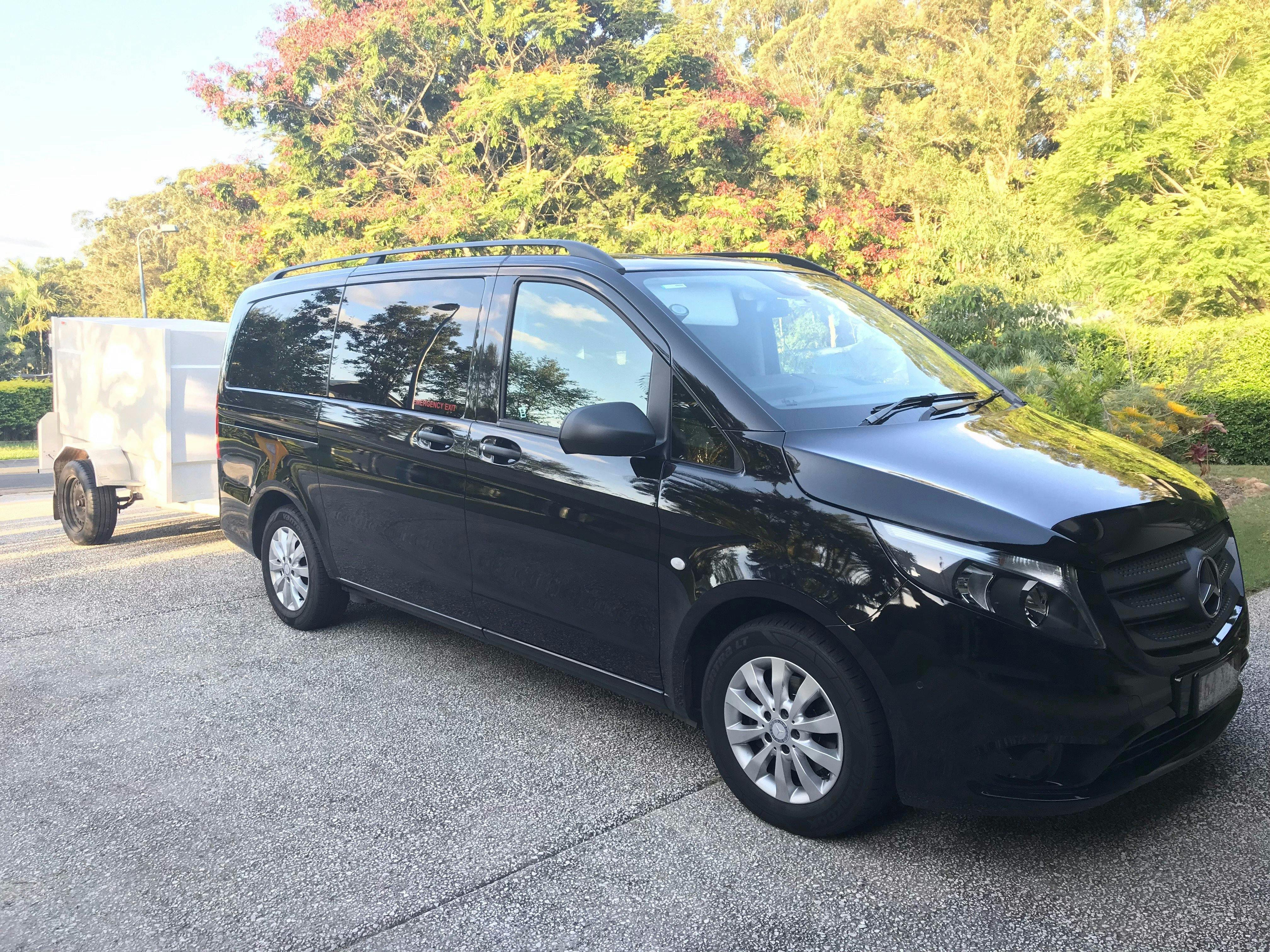 带拖车的唯雅诺