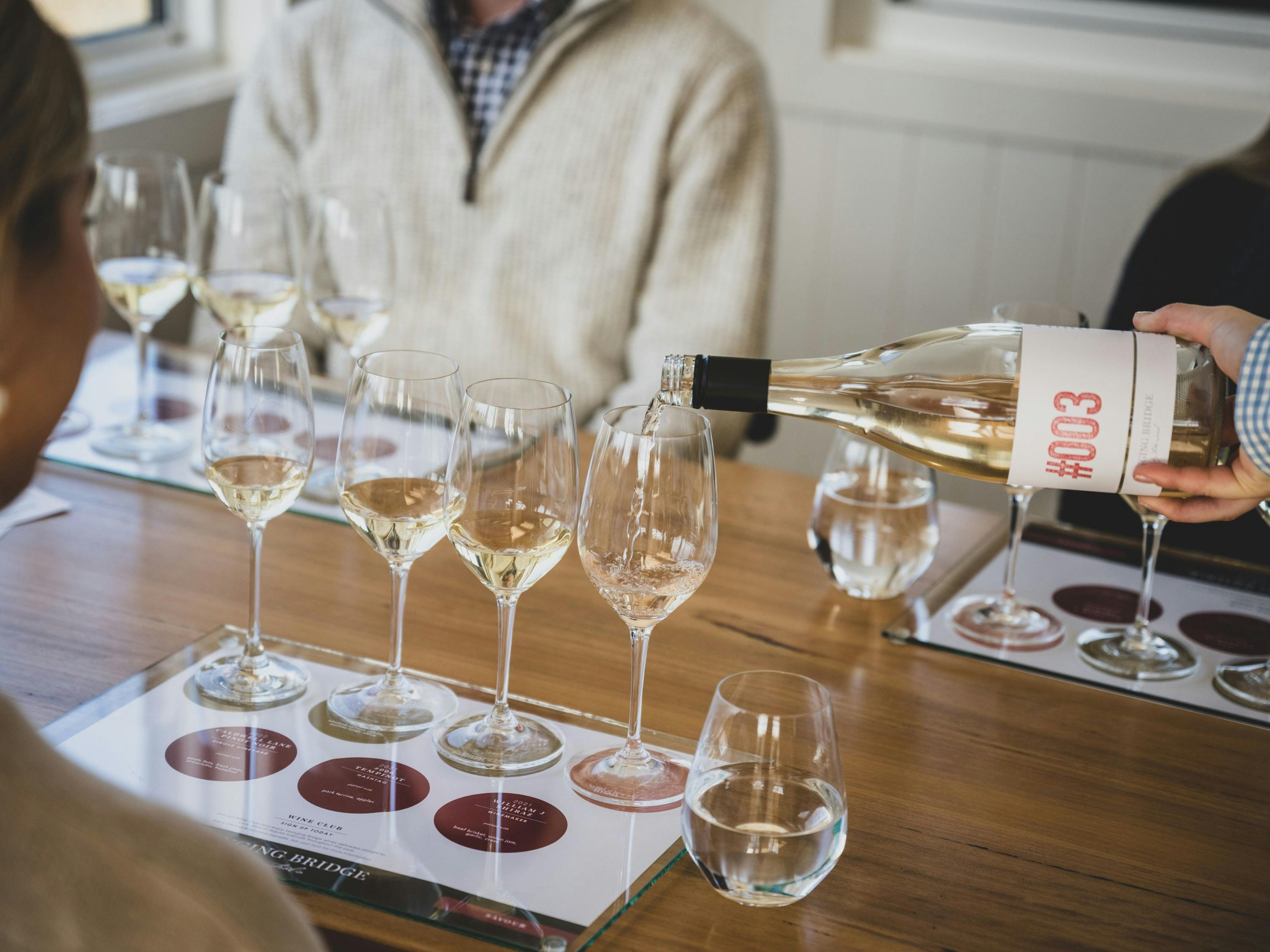 와인을 따르는 사람과 함께하는 와인 시음회