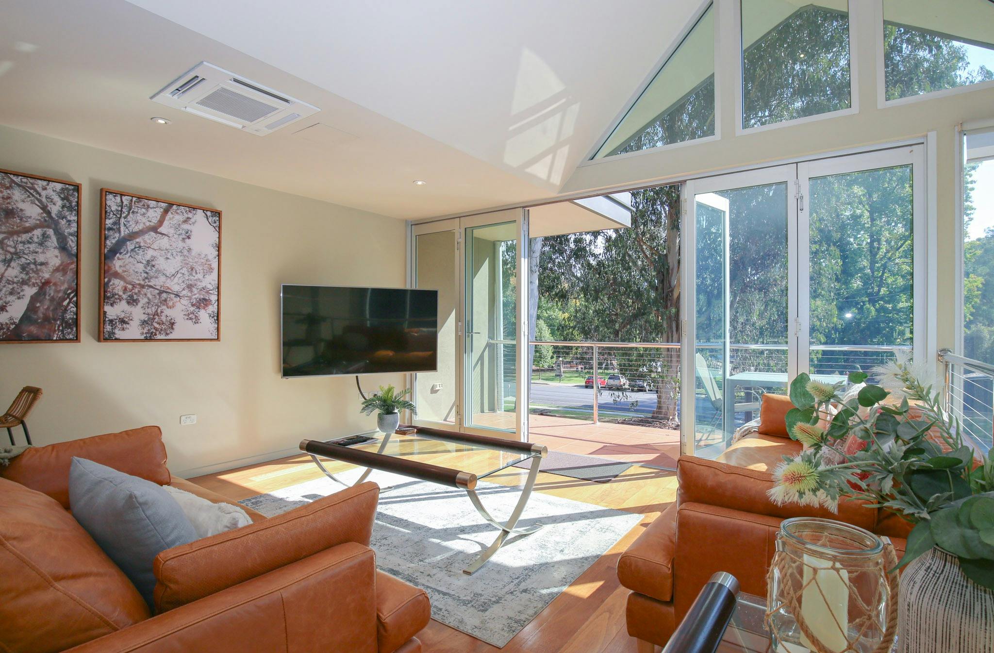 Family and Couple Bright Accommodation Alpine Valley Getaways