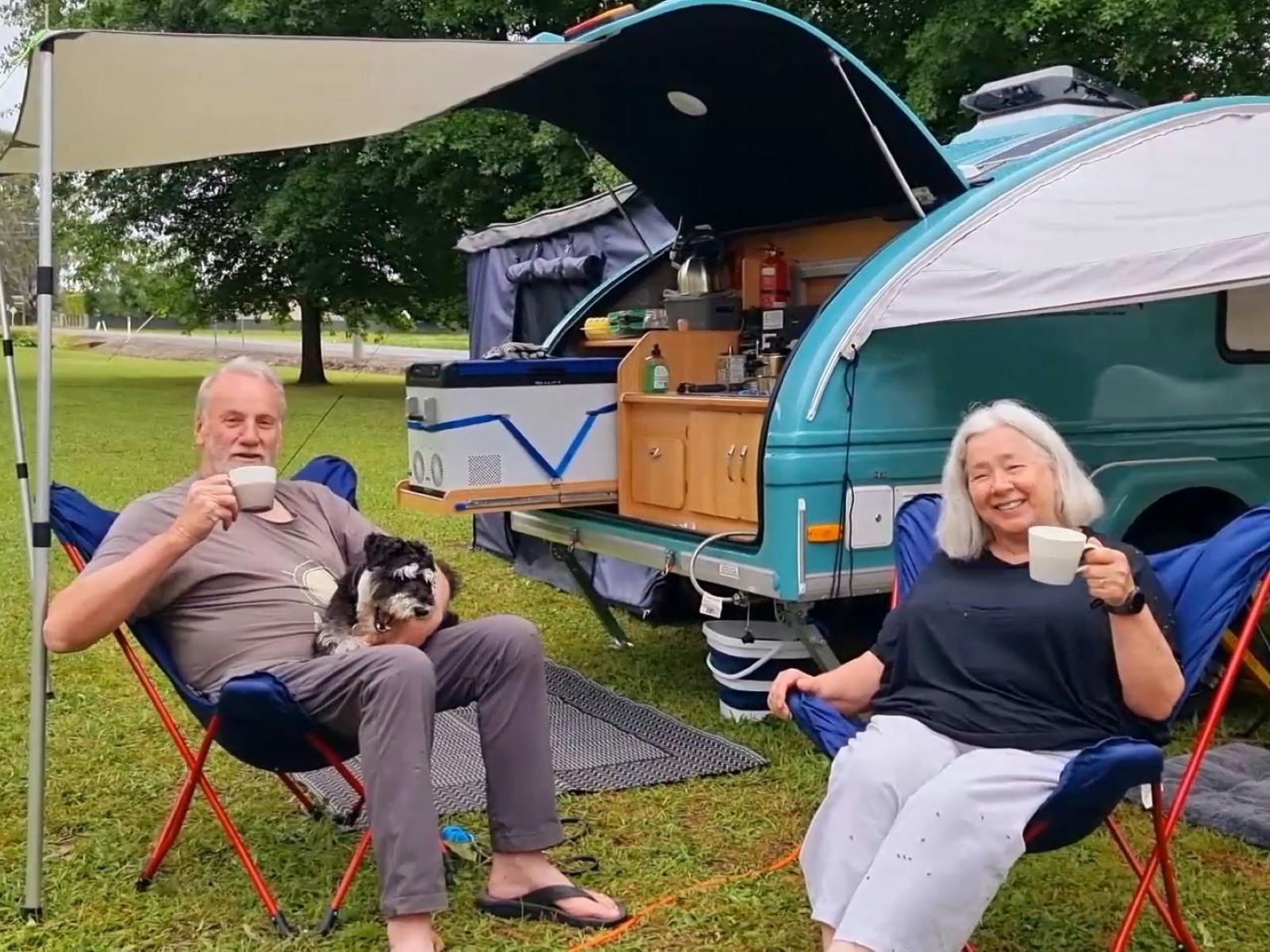 Valley View Caravan Park Happy Campers with a dog