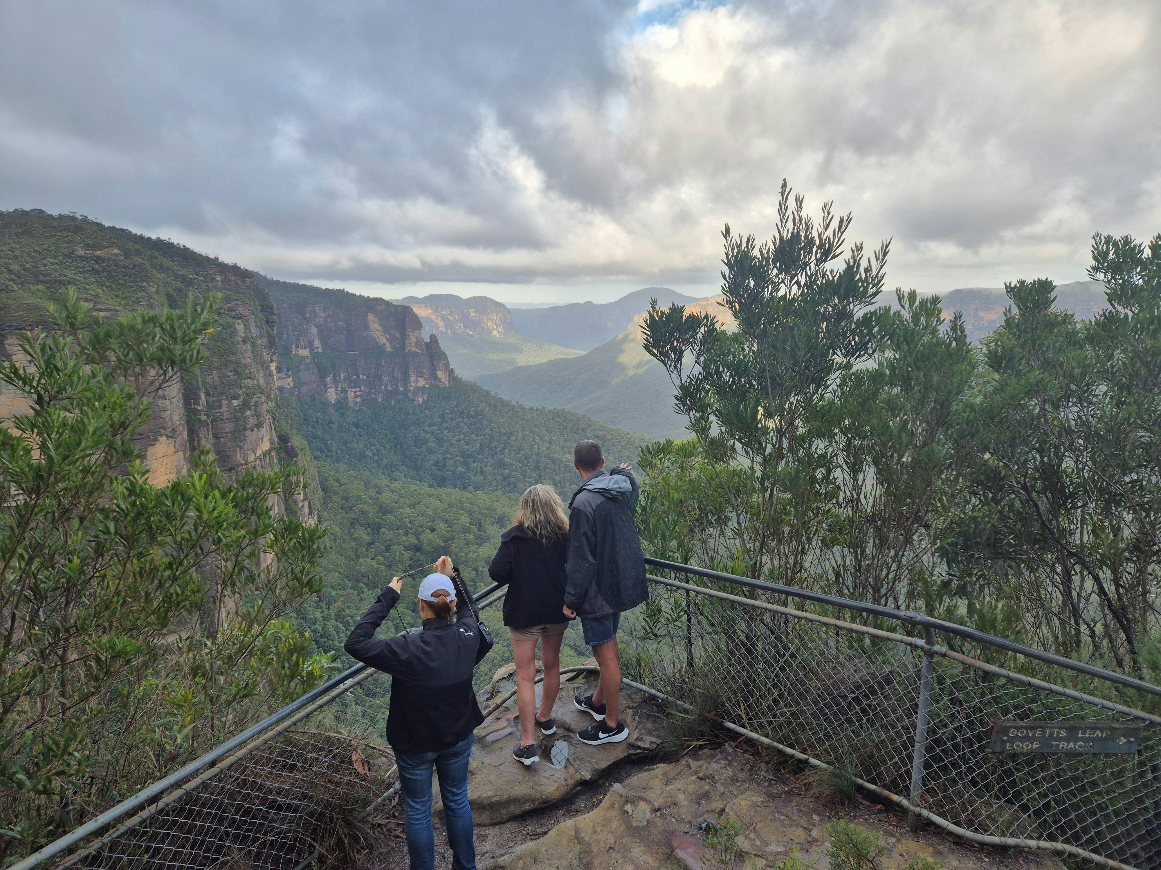 3 people enjoy Grose Valley lookout and views