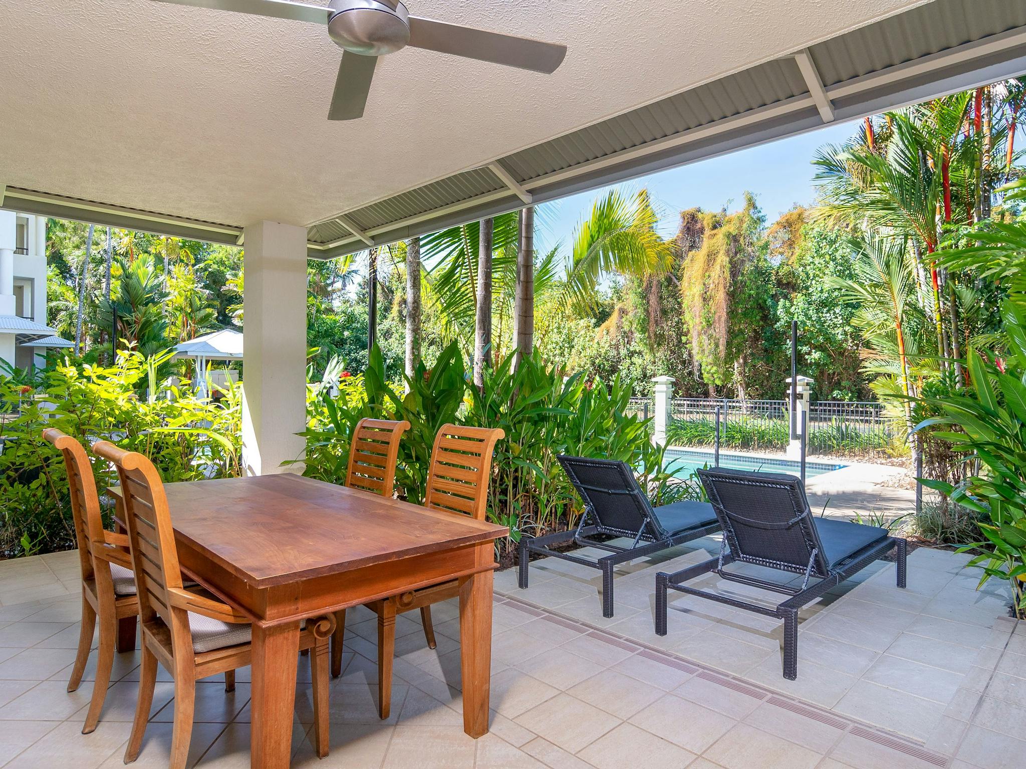 2 Bedroom Beachfront outdoor patio area 2 Bedroom Beachfront outdoor patio area