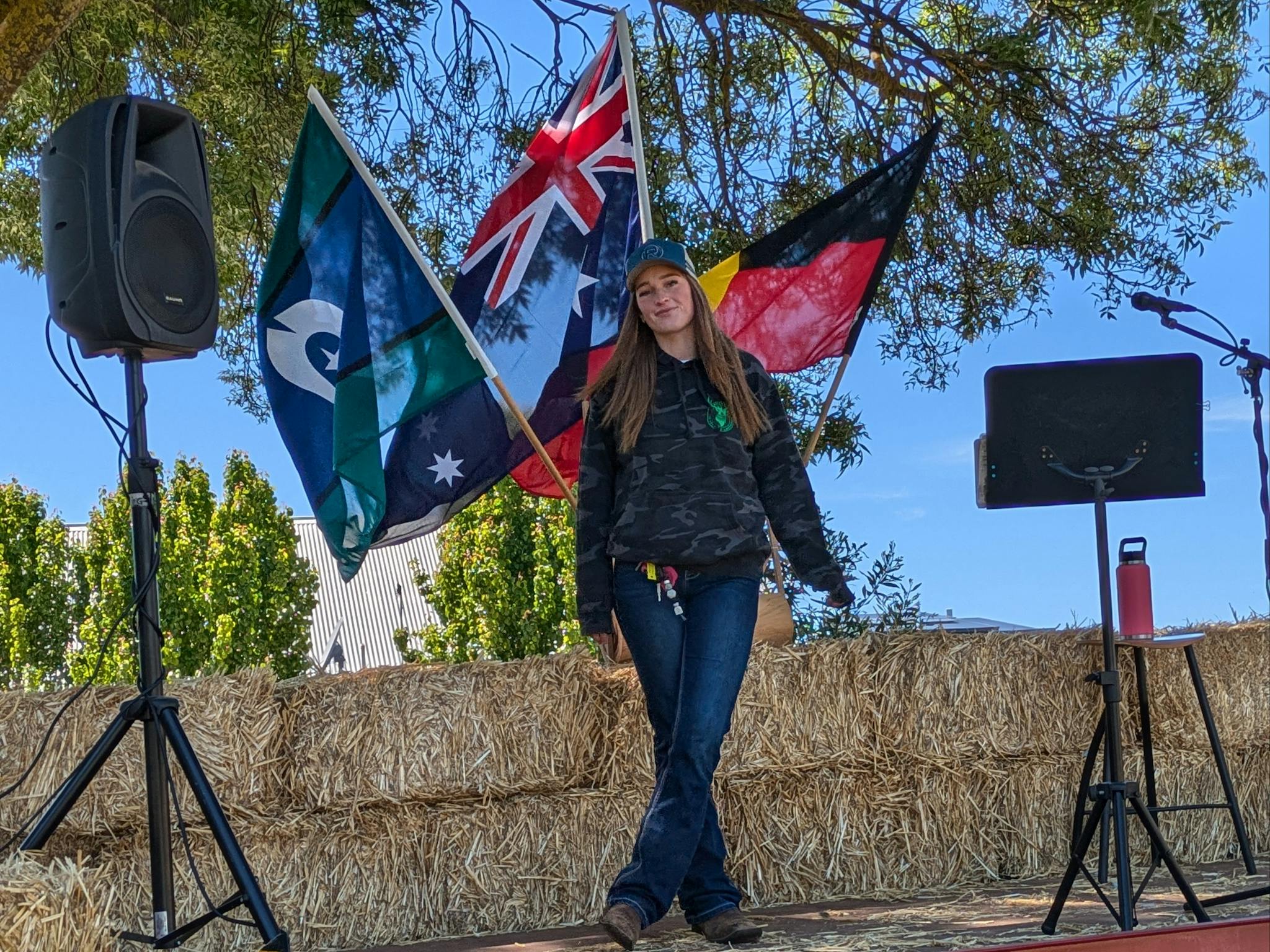 Holly Goltz sining at merrijig prmary