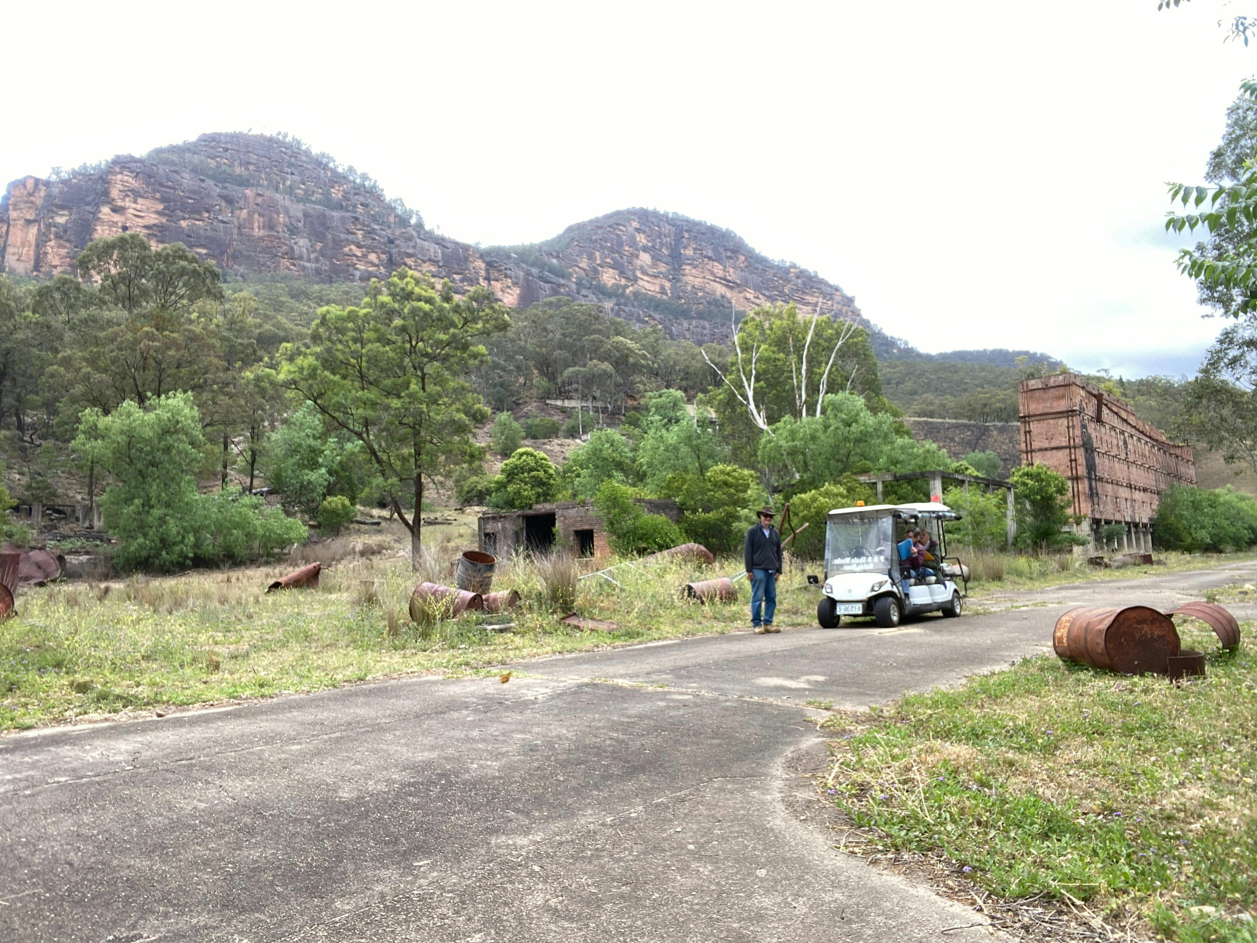 格伦戴维斯页岩厂遗址礼宾服务 6 号运输车，用于移动游览，后方为页岩厂遗址