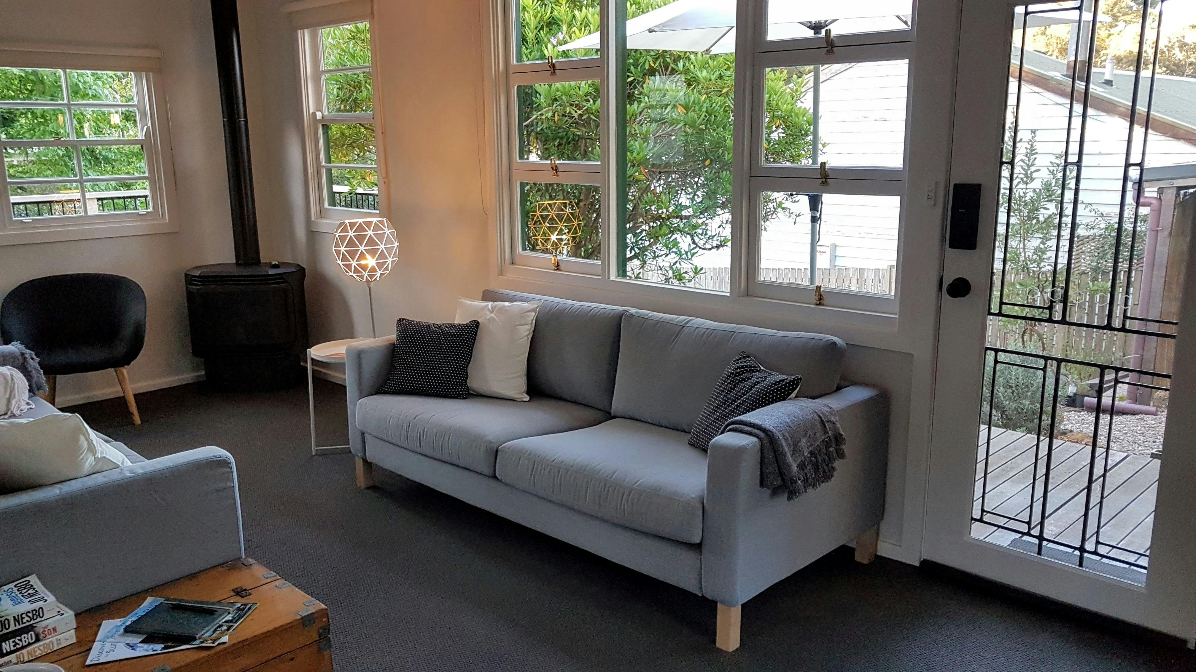 많은 창문이 있는 블루마운틴 게스트하우스 밝고 통풍이 잘 되는 라운지룸